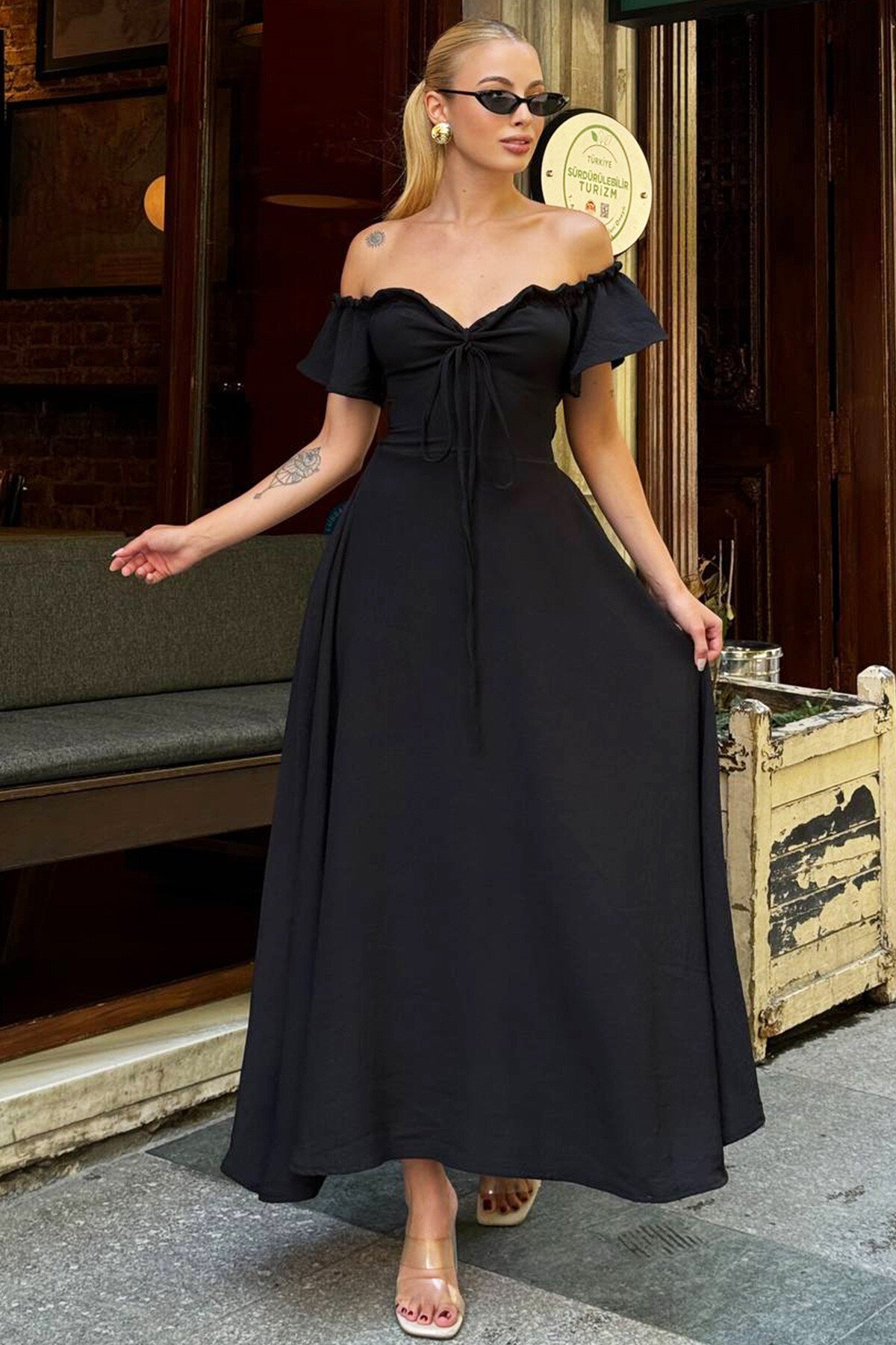 Siyah Önü Bağlamalı Madonna Yaka Sırt Detaylı Maxi Boy Elbise