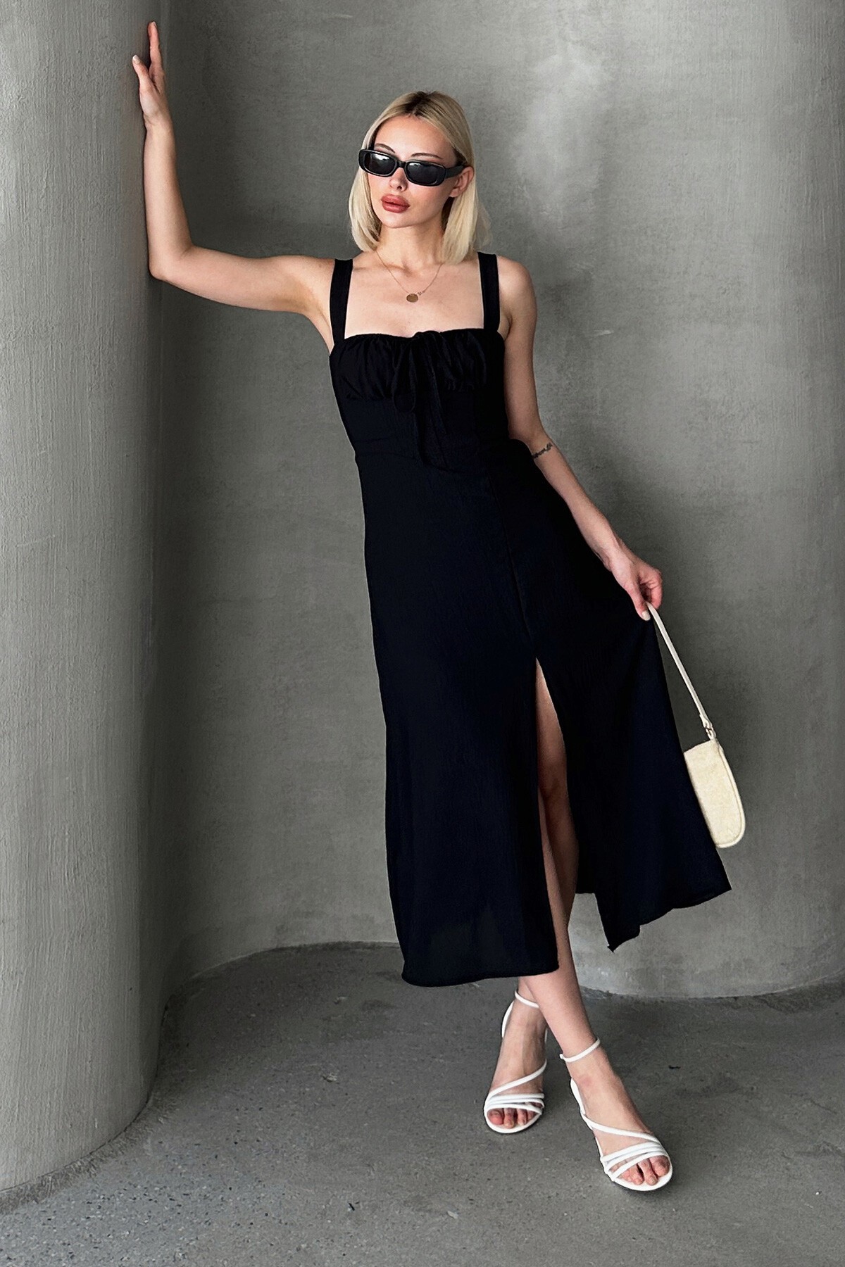 Siyah Önü Büzgülü Yırtmaçlı Arkası Bağcıklı Kalın Askılı Elbise