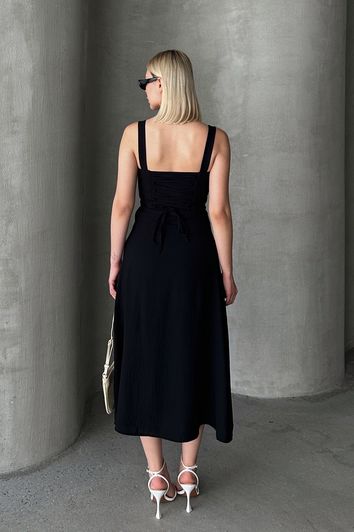 Siyah Önü Büzgülü Yırtmaçlı Arkası Bağcıklı Kalın Askılı Elbise