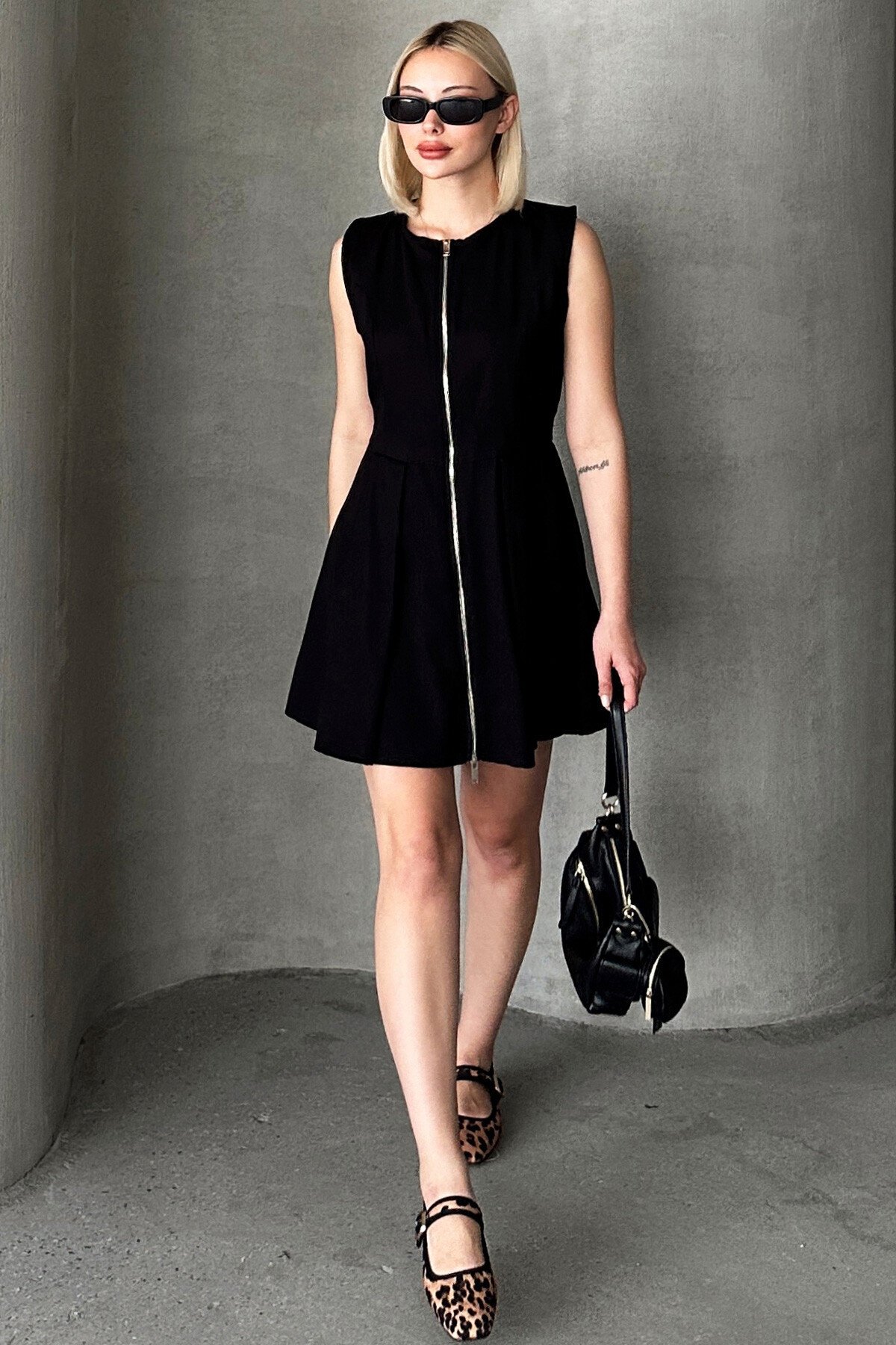 Siyah Önü Fermuarlı Sıfır Kol Pileli Kısa Elbise