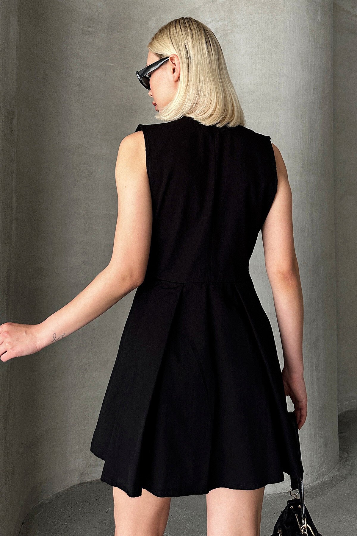 Siyah Önü Fermuarlı Sıfır Kol Pileli Kısa Elbise