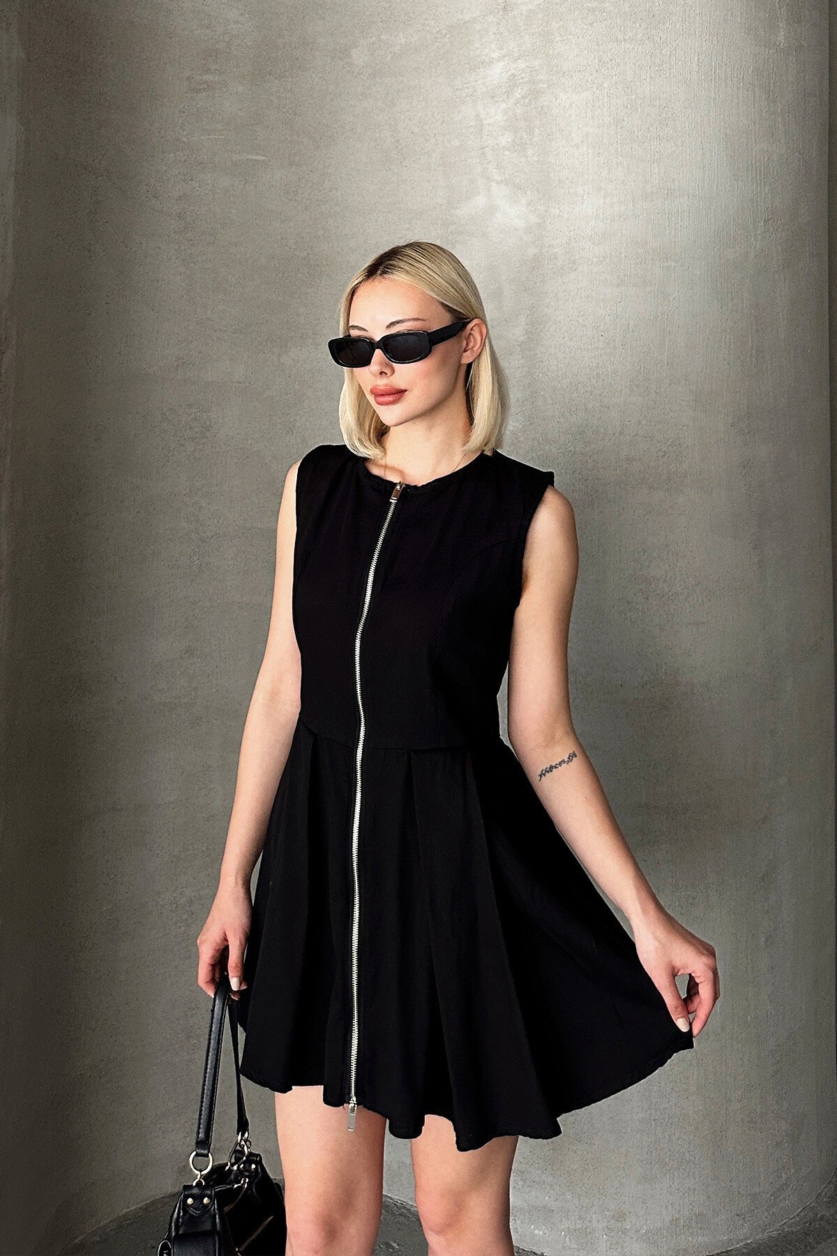 Siyah Önü Fermuarlı Sıfır Kol Pileli Kısa Elbise