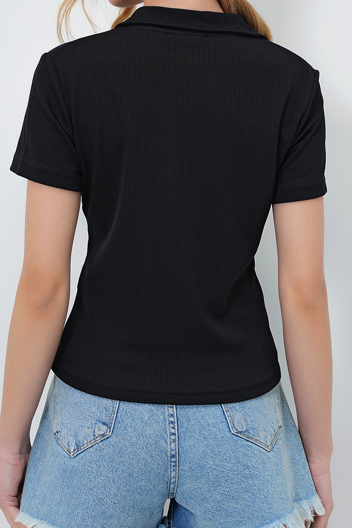 Siyah Polo Yaka Önü Fermuarlı Kısa Kol Bluz