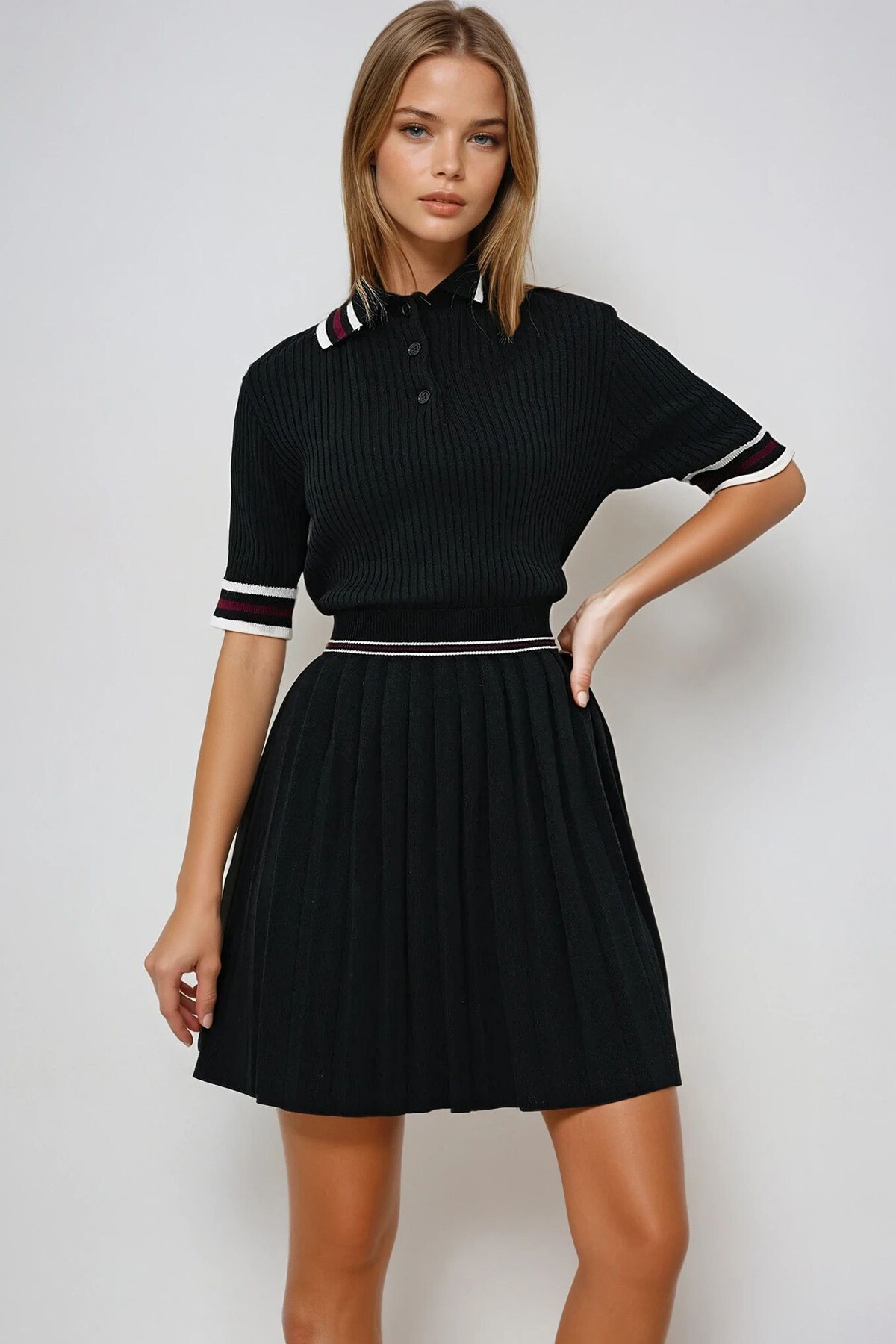 Siyah Polo Yaka Yarım Pat Kısakollu Triko Kazak Ve Mini Boy Etek Takım