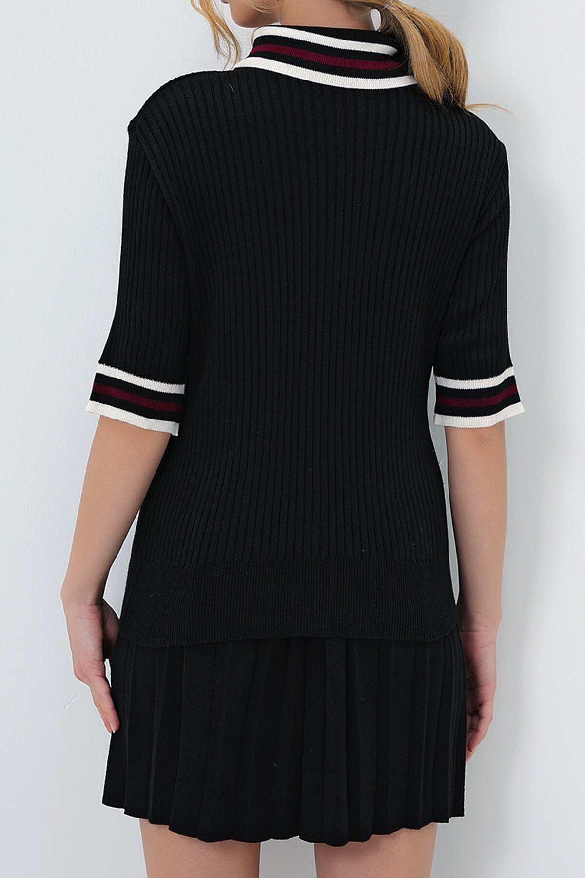 Siyah Polo Yaka Yarım Pat Kısakollu Triko Kazak Ve Mini Boy Etek Takım