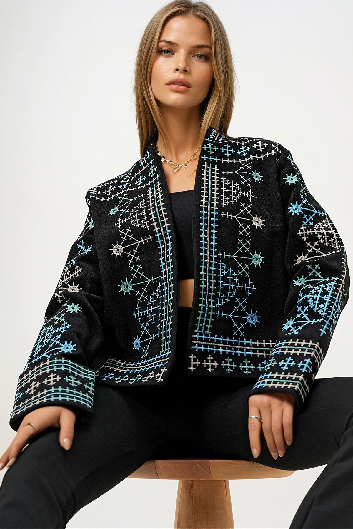 Siyah Şal Yaka Nakış İşlemeli Kaşe Ceket