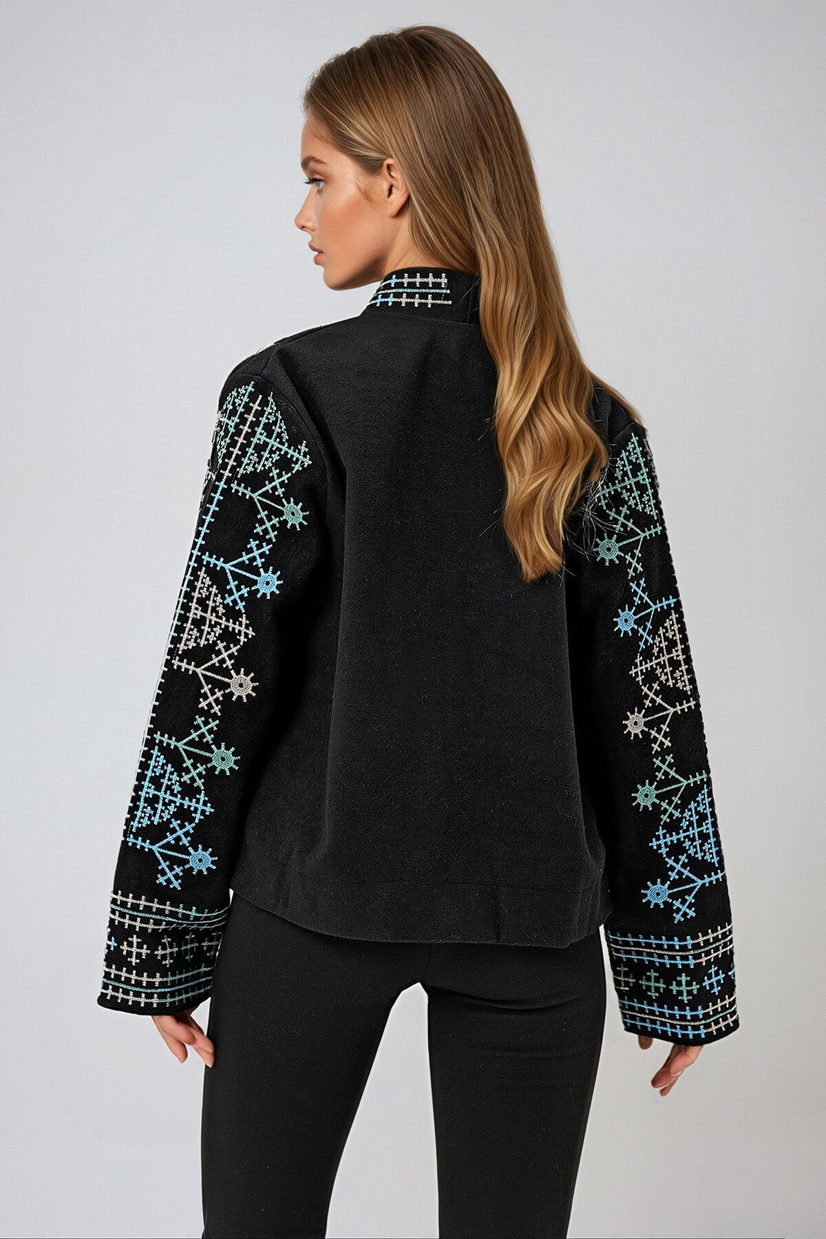 Siyah Şal Yaka Nakış İşlemeli Kaşe Ceket