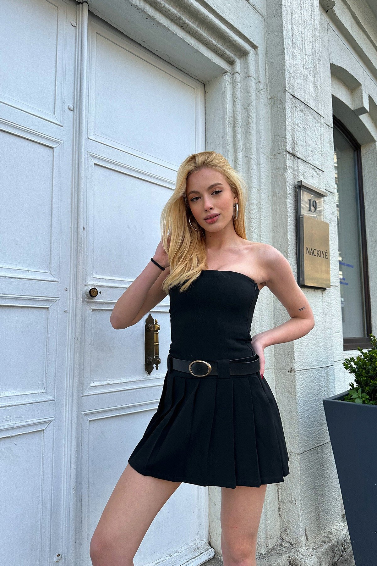 Siyah Straplez Kemer Detaylı Şortlu Mini Elbise
