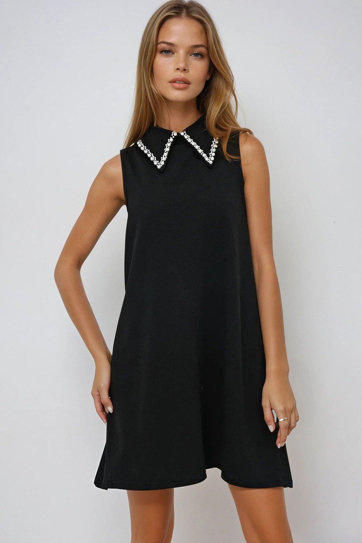 Siyah Suni İnci Yakalı Kolsuz Basic Elbise