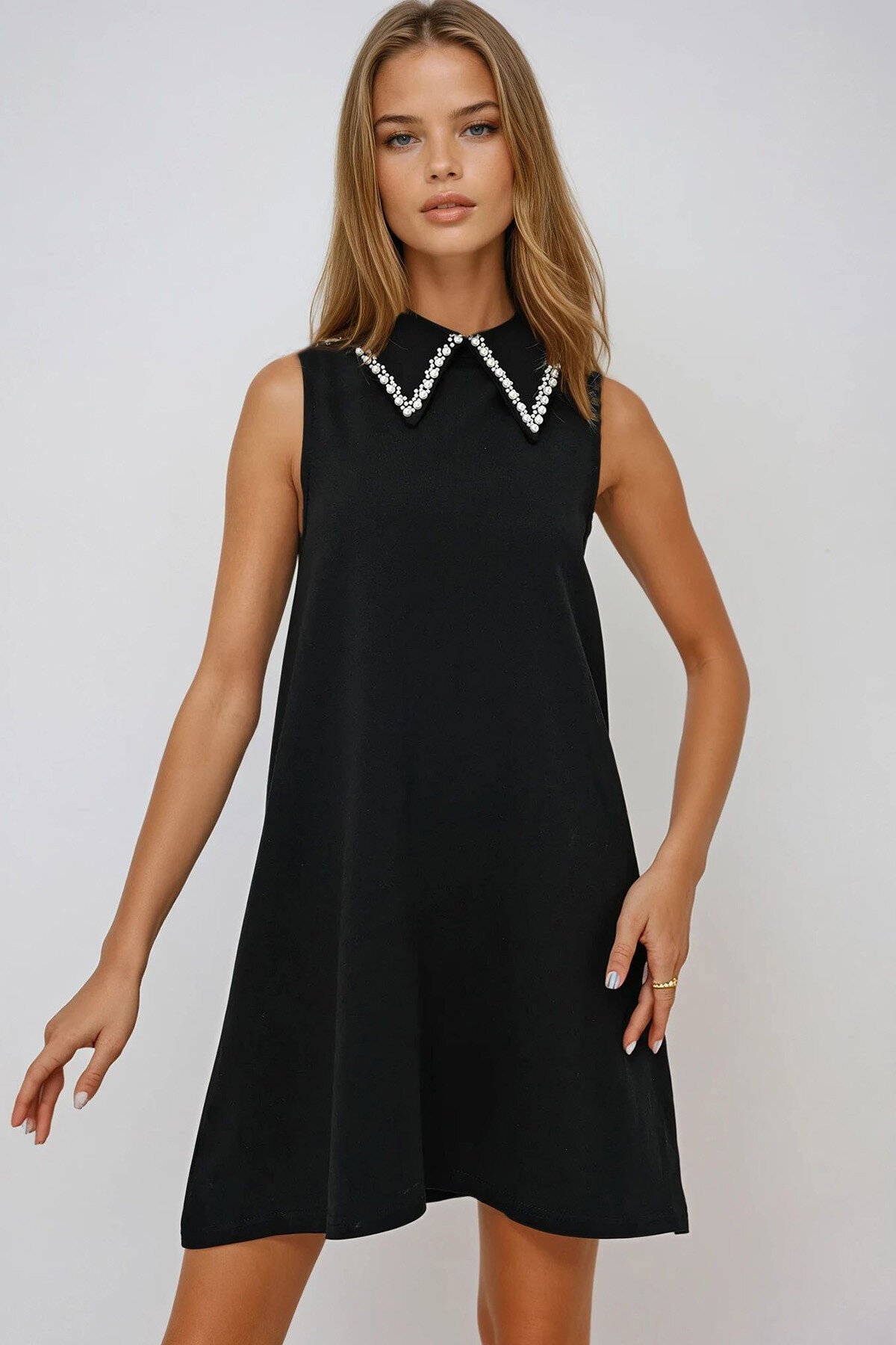 Siyah Suni İnci Yakalı Kolsuz Basic Elbise