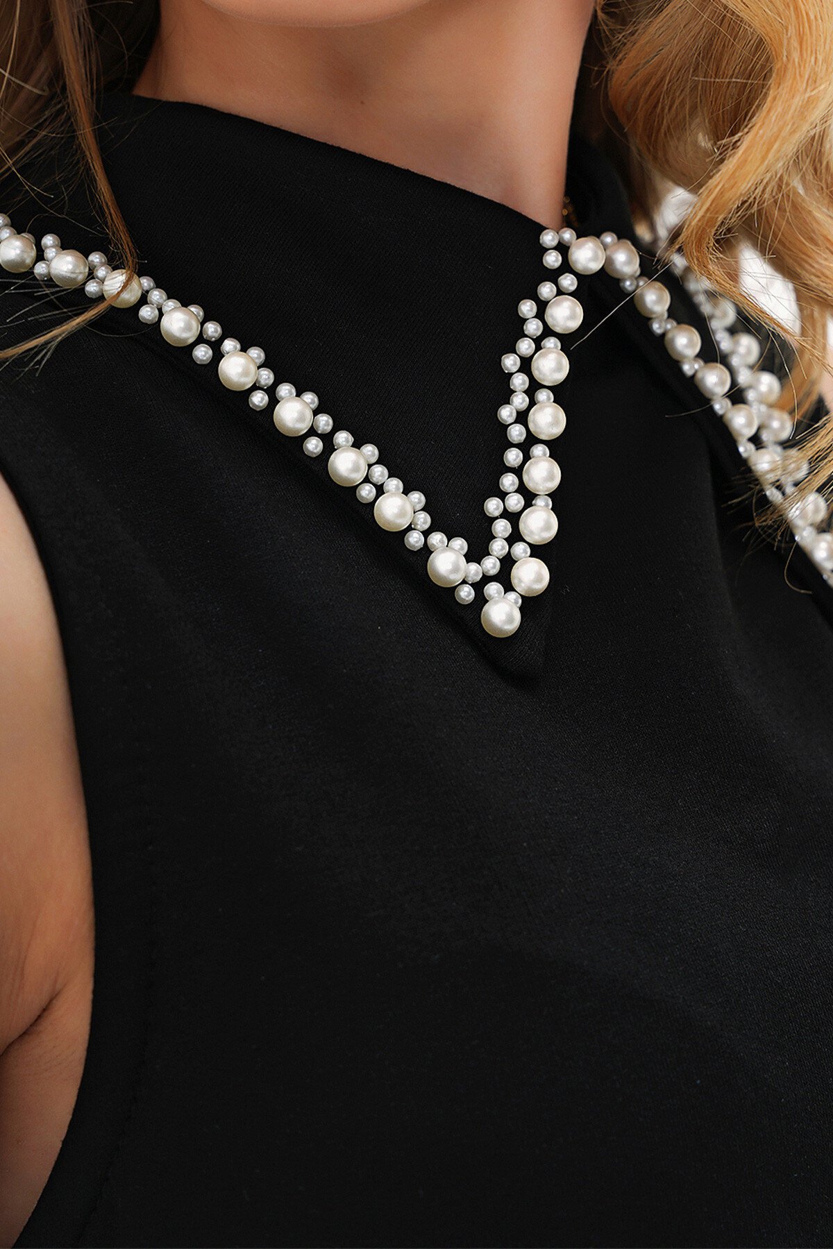 Siyah Suni İnci Yakalı Kolsuz Basic Elbise