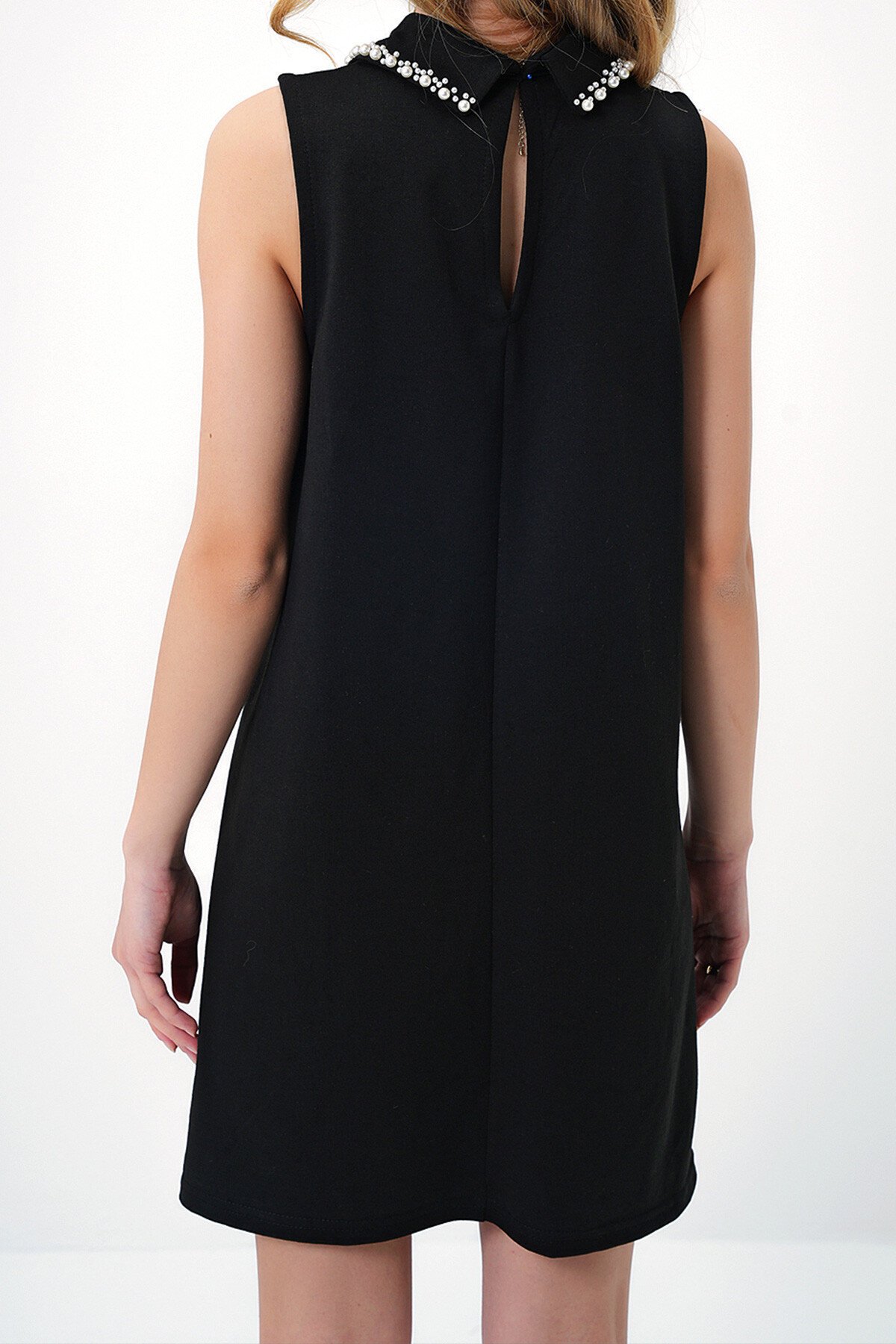 Siyah Suni İnci Yakalı Kolsuz Basic Elbise
