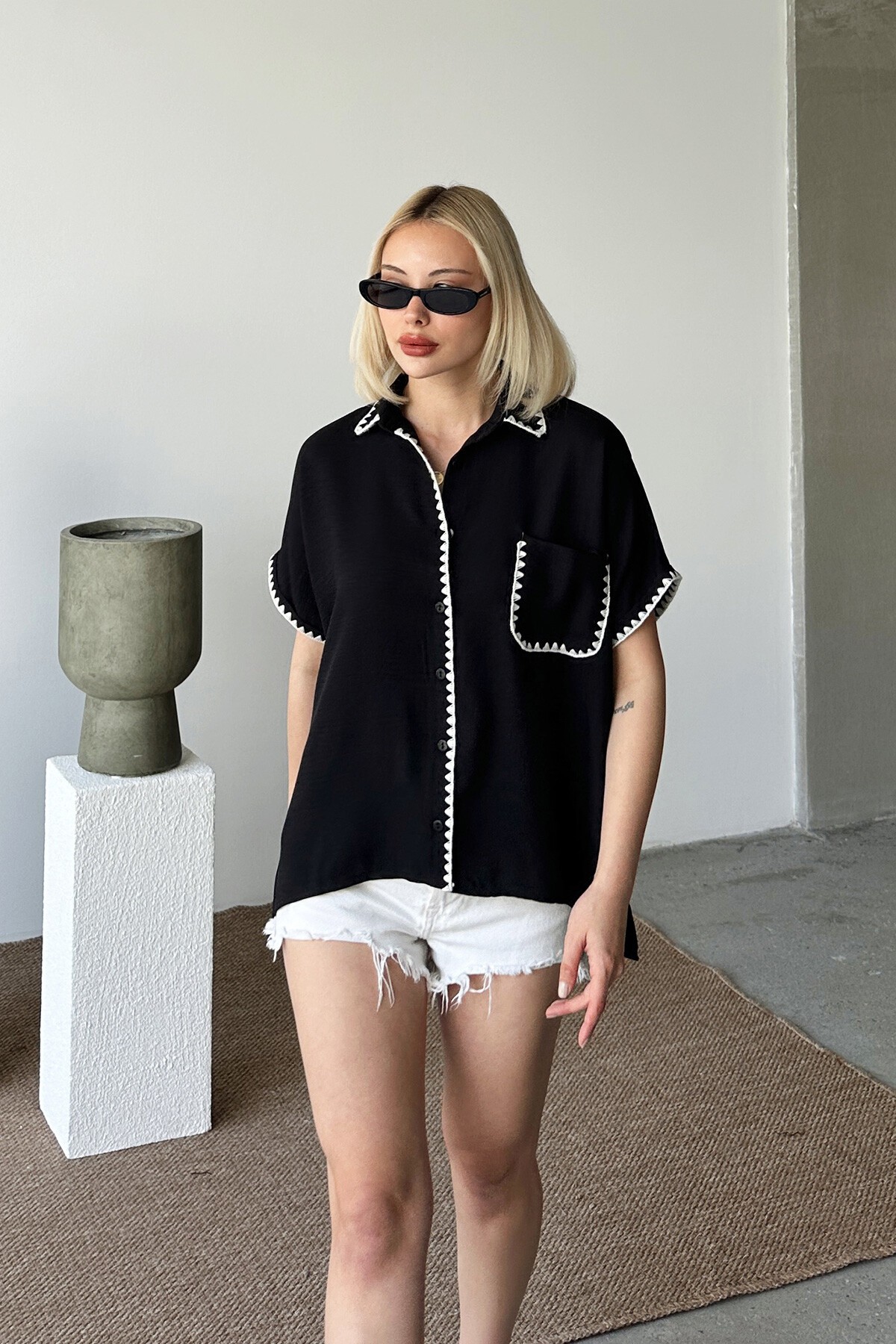Siyah Tek Cepli İşleme Detaylı Keten Gömlek