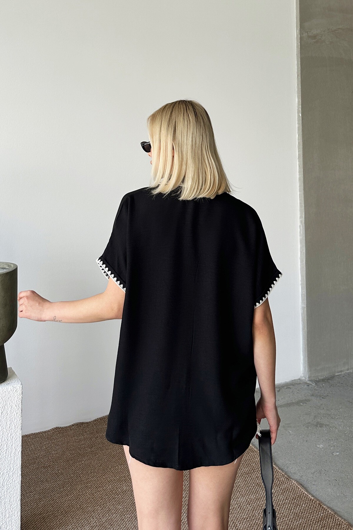 Siyah Tek Cepli İşleme Detaylı Keten Gömlek