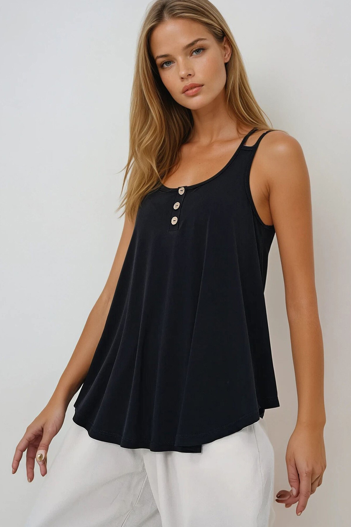 Siyah U Yaka Çapraz Askılı Düğme Detaylı Sandy Kloş Kesim Bluz