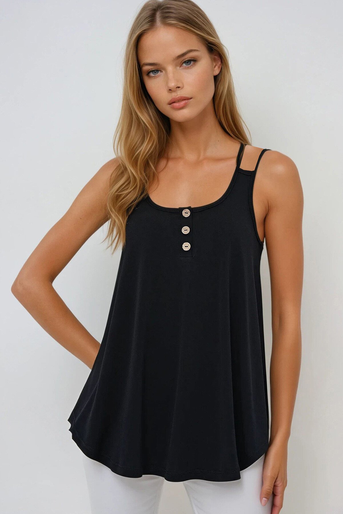 Siyah U Yaka Çapraz Askılı Düğme Detaylı Sandy Kloş Kesim Bluz