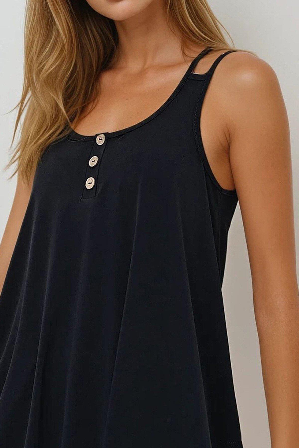 Siyah U Yaka Çapraz Askılı Düğme Detaylı Sandy Kloş Kesim Bluz