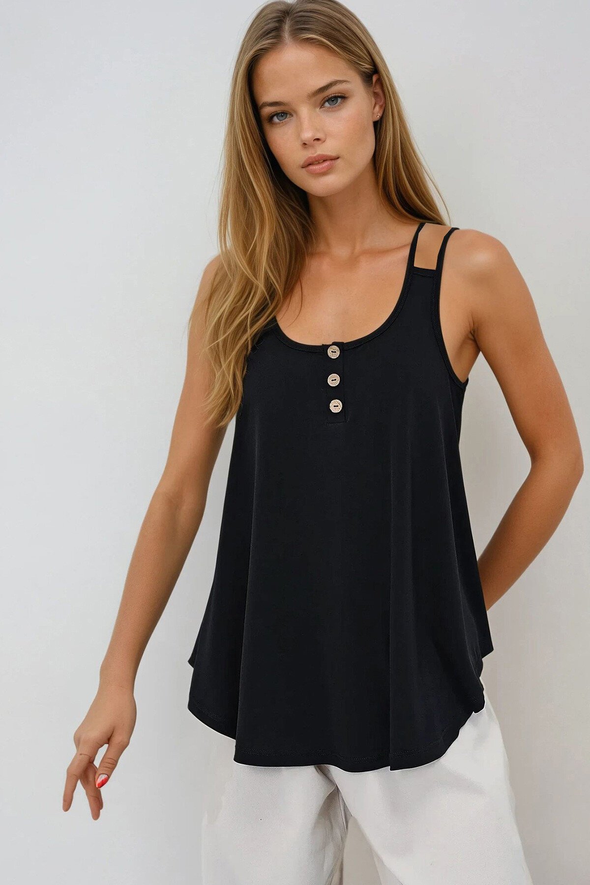 Siyah U Yaka Çapraz Askılı Düğme Detaylı Sandy Kloş Kesim Bluz