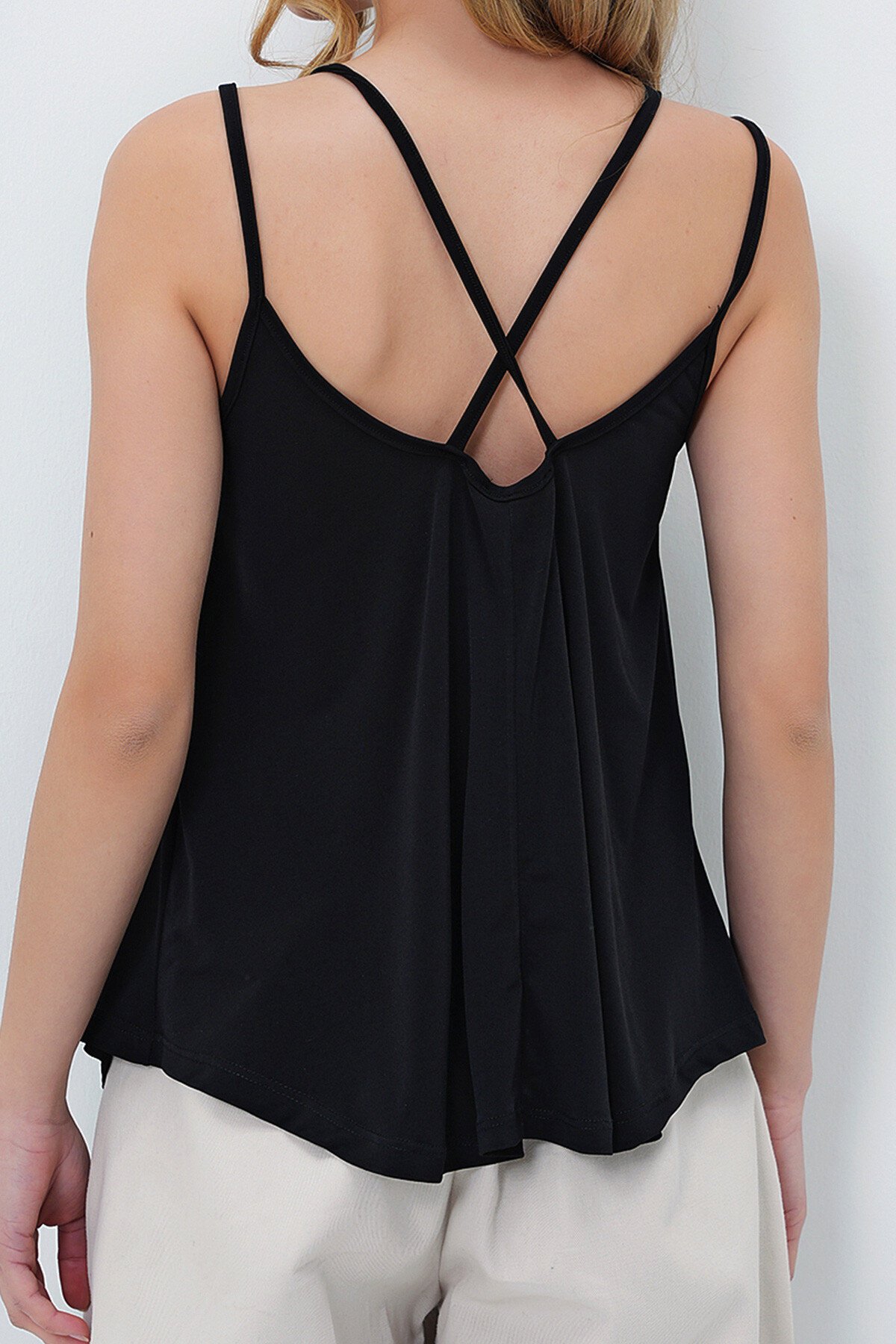 Siyah U Yaka Çapraz Askılı Düğme Detaylı Sandy Kloş Kesim Bluz