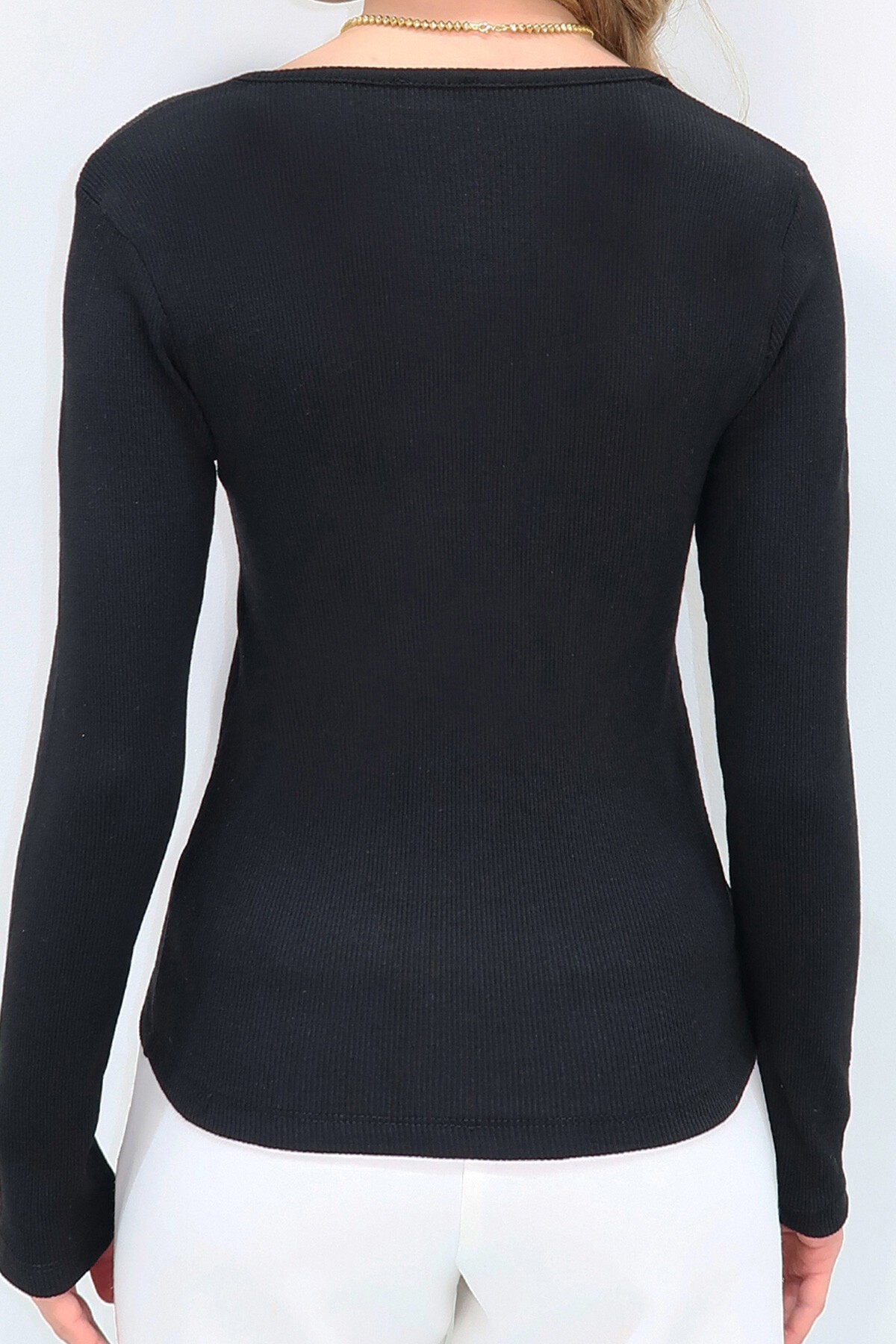 Siyah V Yaka Aksesuar Detaylı Uzun Kol Basic Bluz