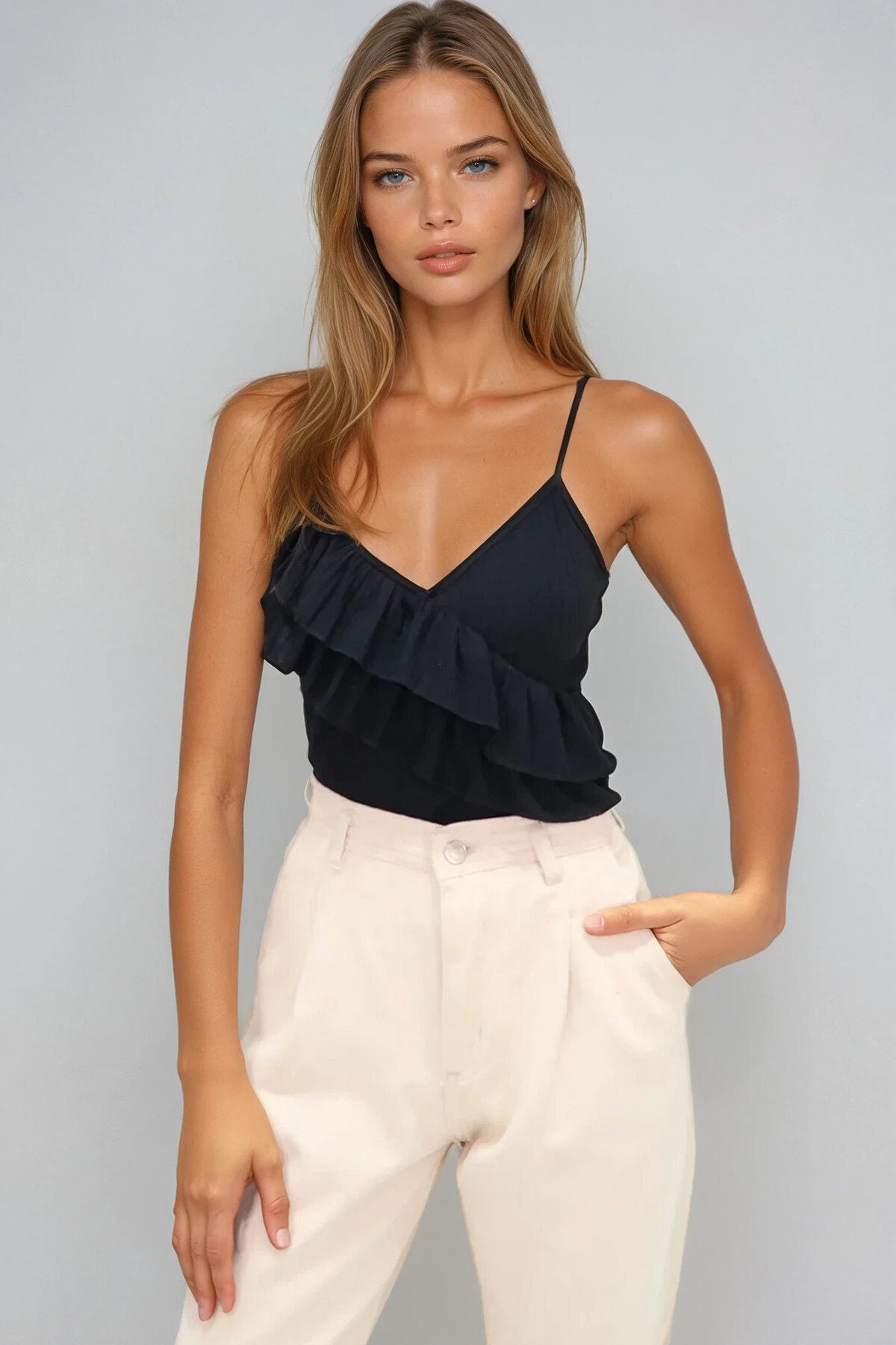 Siyah V Yaka Ayarlanabilir Askılı Önü Fırfırlı Örme Bluz