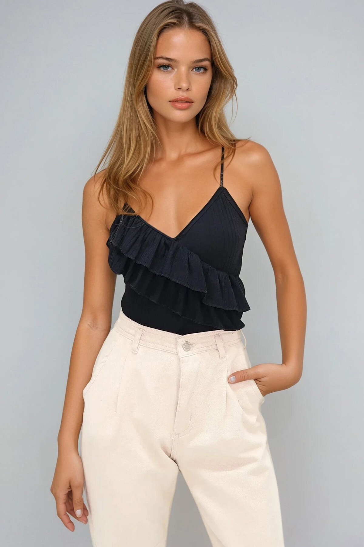 Siyah V Yaka Ayarlanabilir Askılı Önü Fırfırlı Örme Bluz