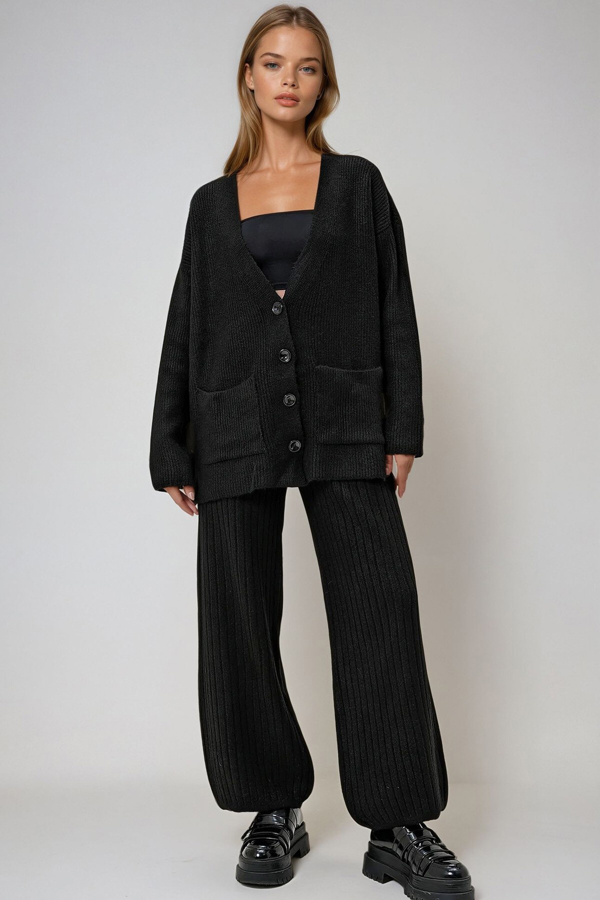 Siyah V Yaka Çift Cepli Düğmeli Triko Hırka Ve Pantolon Takım