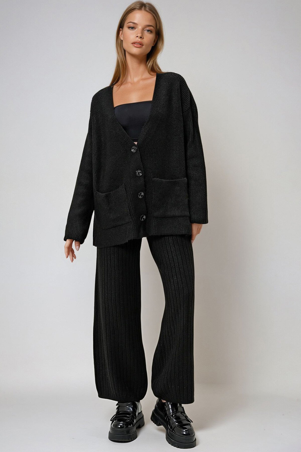 Siyah V Yaka Çift Cepli Düğmeli Triko Hırka Ve Pantolon Takım