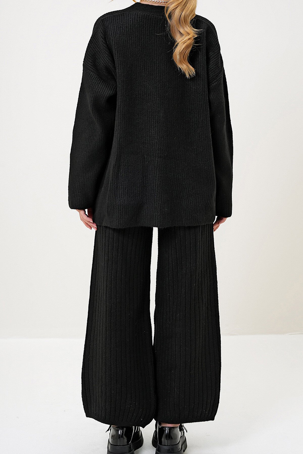 Siyah V Yaka Çift Cepli Düğmeli Triko Hırka Ve Pantolon Takım