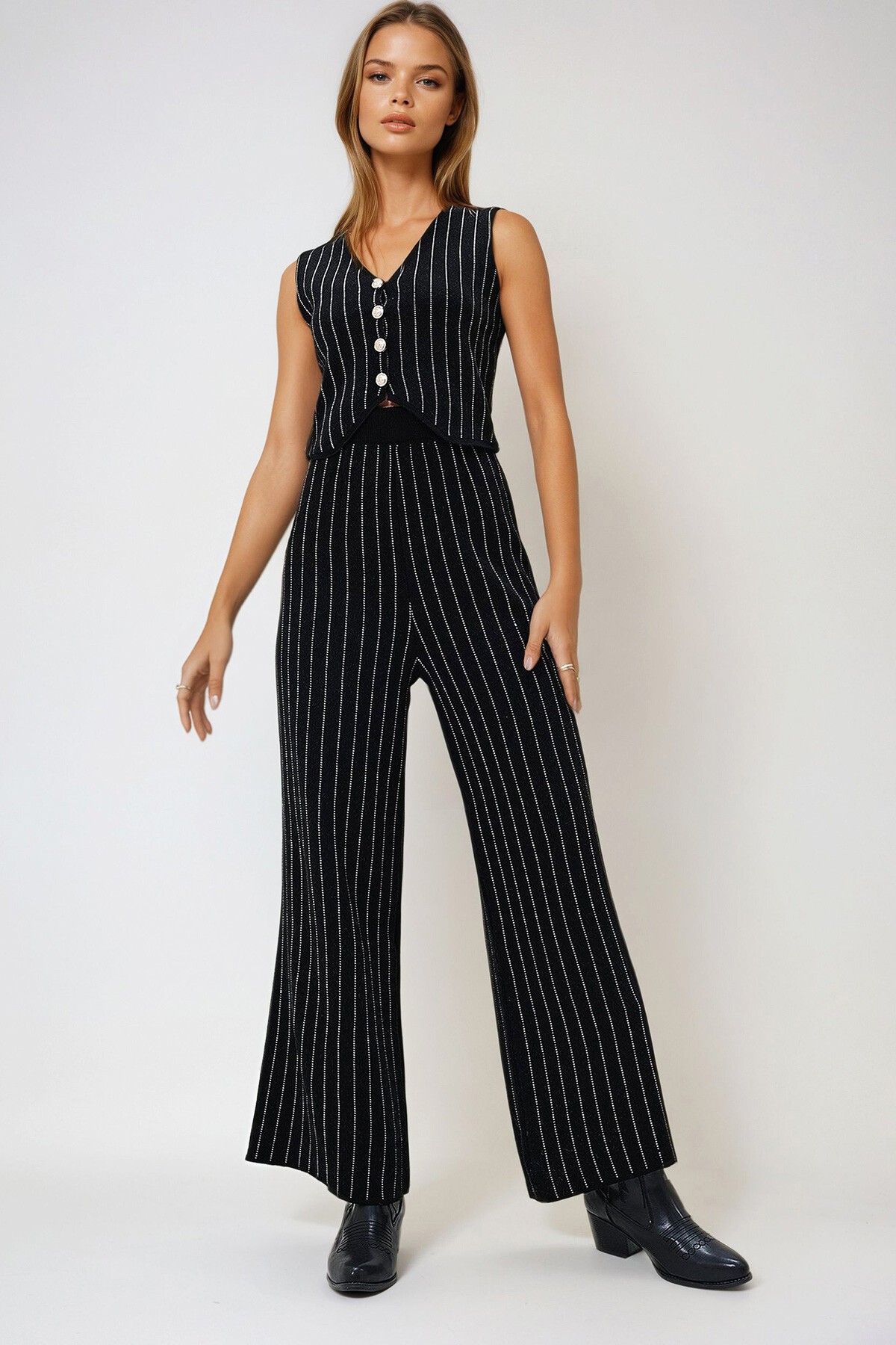 Siyah V Yaka Düğmeli Yelek Ve Elastik Bel Pantolonlu Çizgili Triko İkili Takım