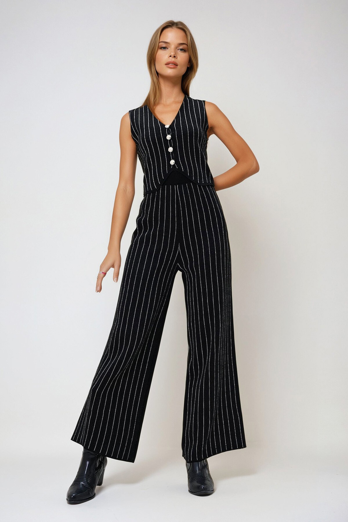 Siyah V Yaka Düğmeli Yelek Ve Elastik Bel Pantolonlu Çizgili Triko İkili Takım