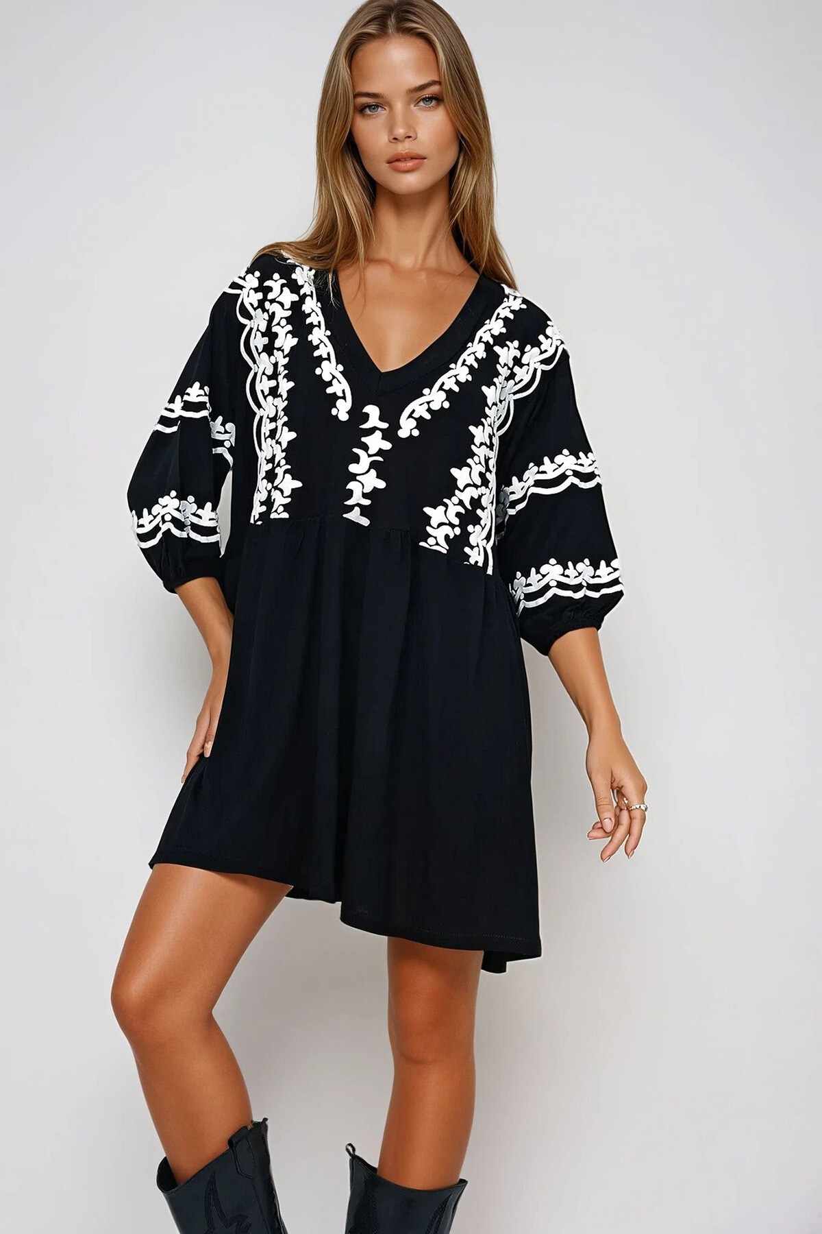 Siyah V Yaka Etnik Desenli Balon Kol Geniş Kesim Elbise