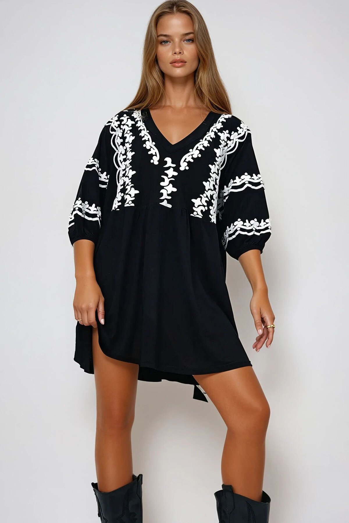 Siyah V Yaka Etnik Desenli Balon Kol Geniş Kesim Elbise