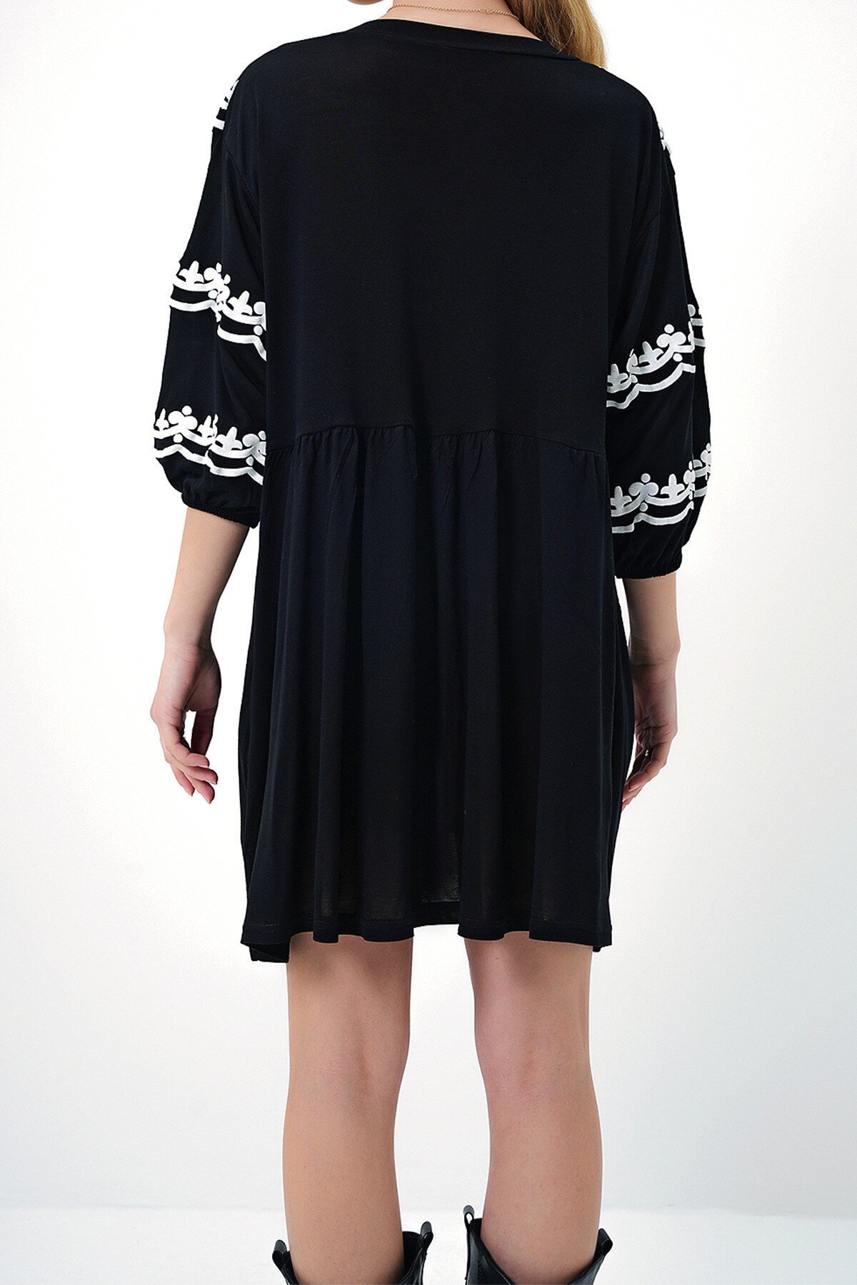 Siyah V Yaka Etnik Desenli Balon Kol Geniş Kesim Elbise