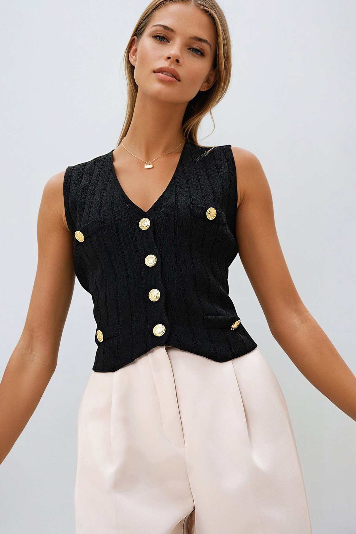 Siyah V Yaka Gold Düğme Ve Cep Detaylı Triko Yelek
