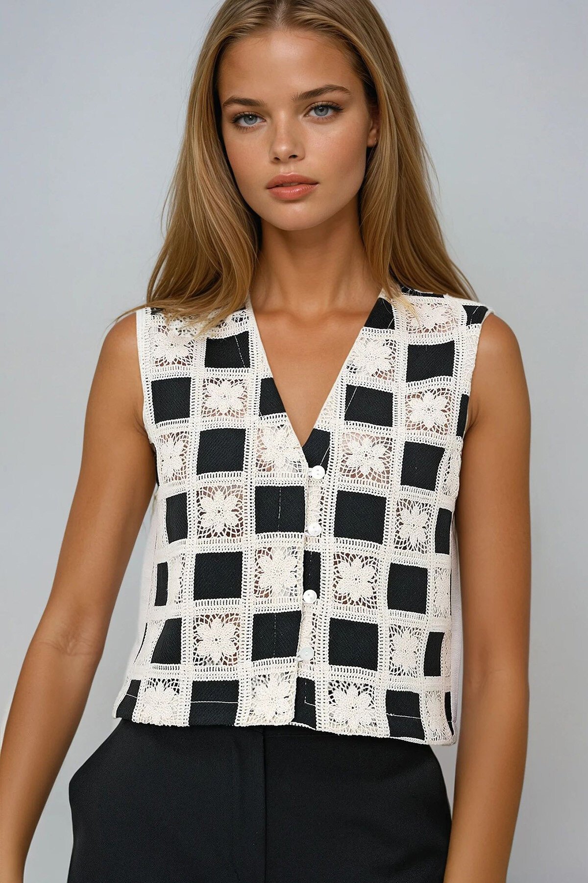 Siyah V Yaka Kroşeta Motif İşlemeli Keten Garnili Crop Yelek