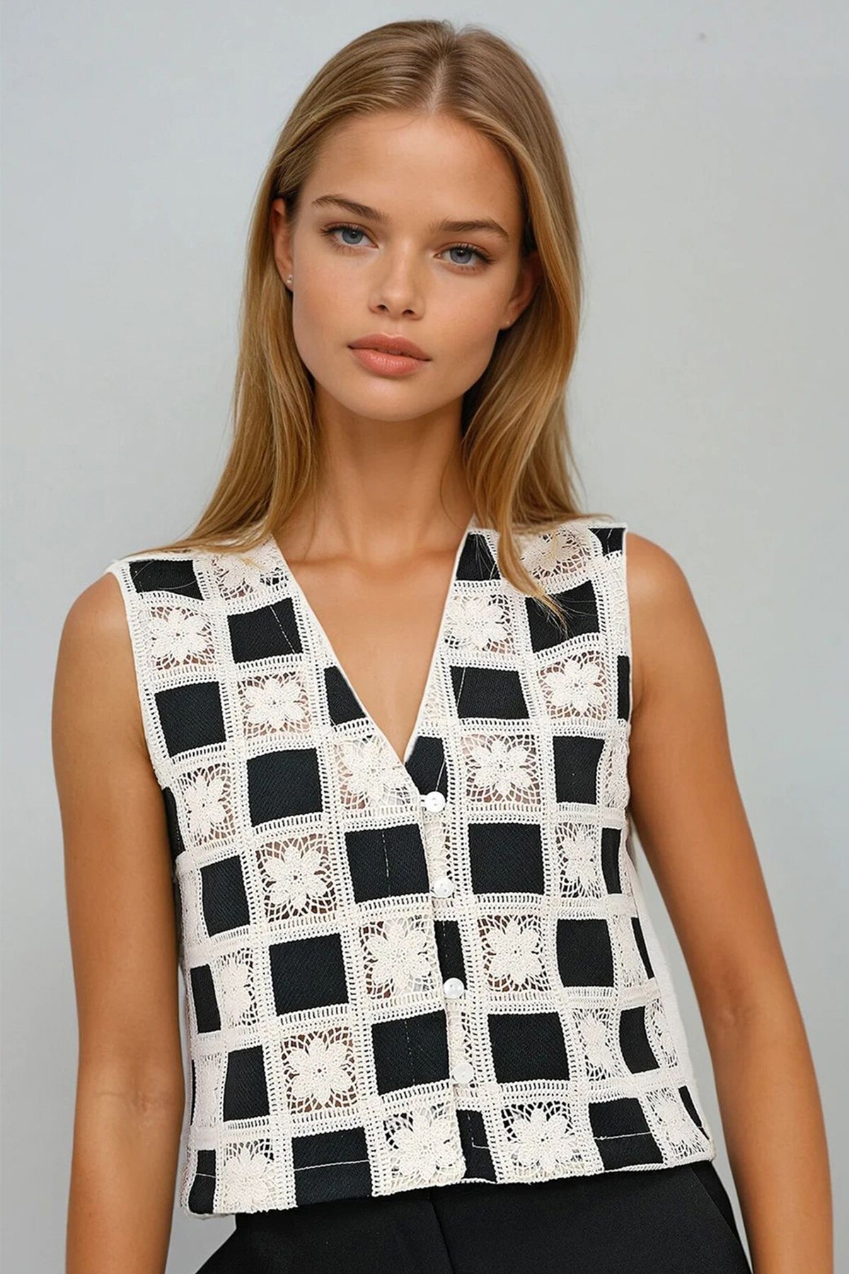 Siyah V Yaka Kroşeta Motif İşlemeli Keten Garnili Crop Yelek