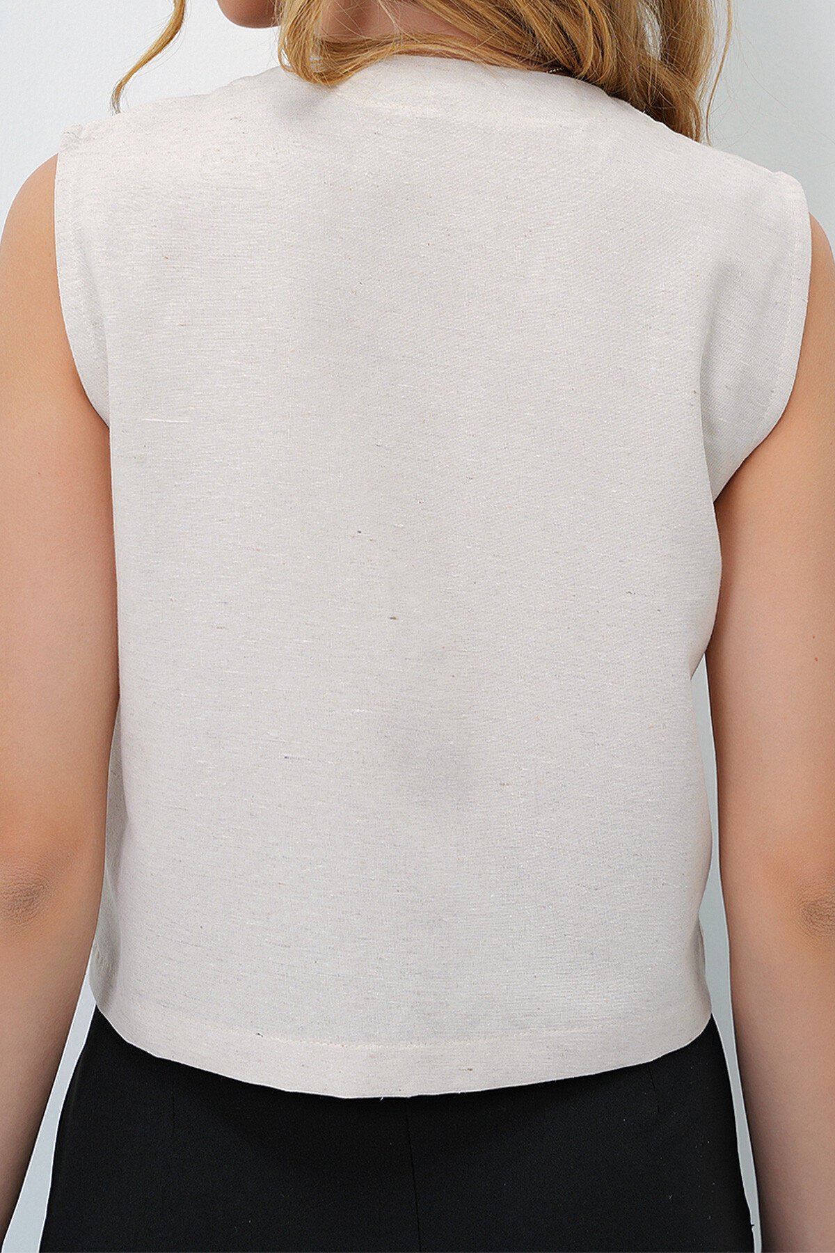 Siyah V Yaka Kroşeta Motif İşlemeli Keten Garnili Crop Yelek