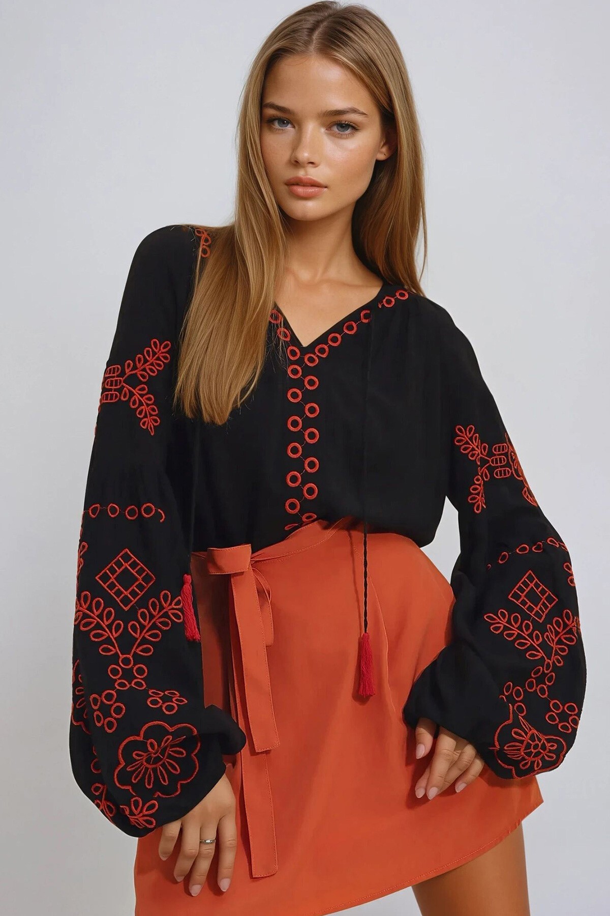 Siyah V Yaka Nakış İşlemeli Dokuma Bluz