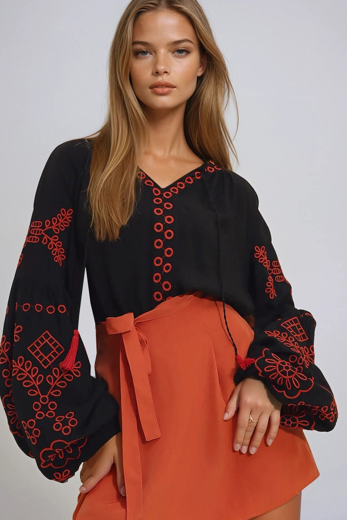 Siyah V Yaka Nakış İşlemeli Dokuma Bluz
