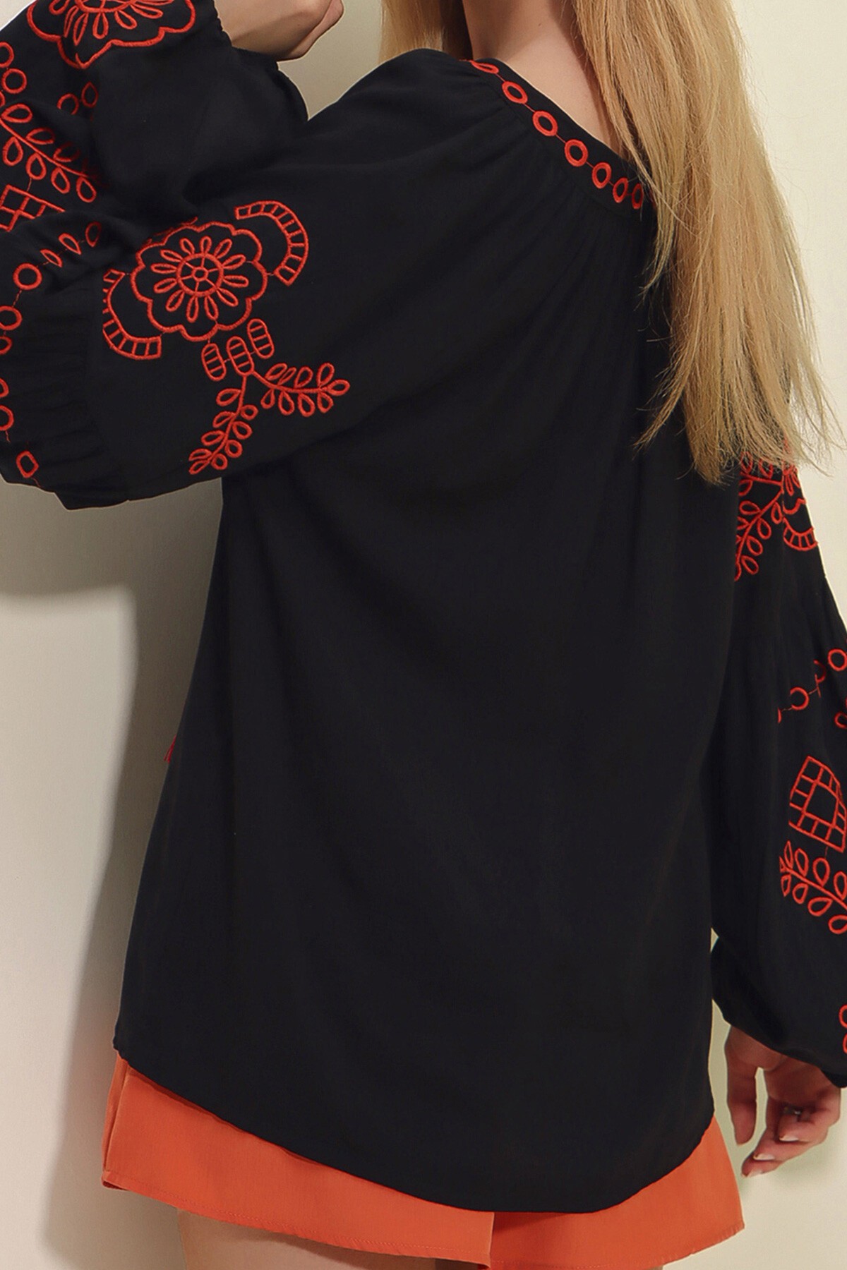 Siyah V Yaka Nakış İşlemeli Dokuma Bluz