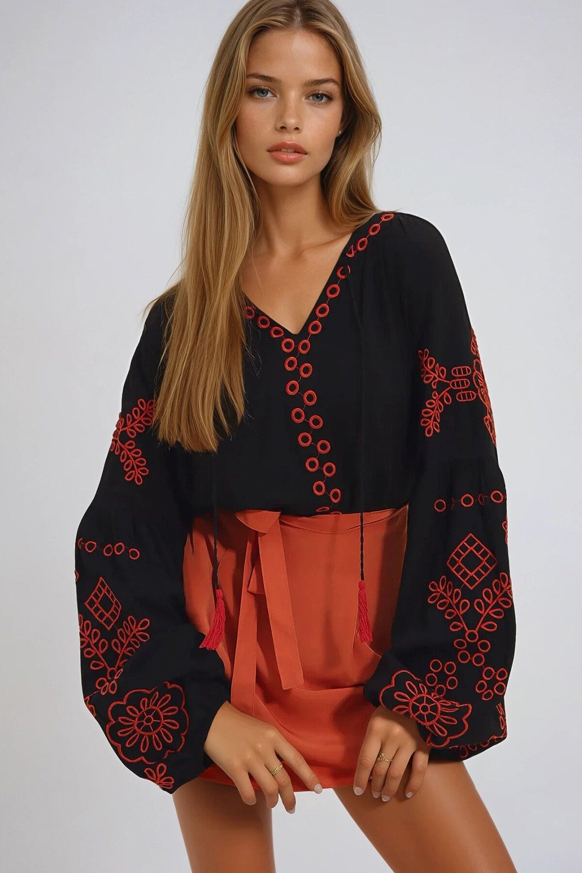Siyah V Yaka Nakış İşlemeli Dokuma Bluz