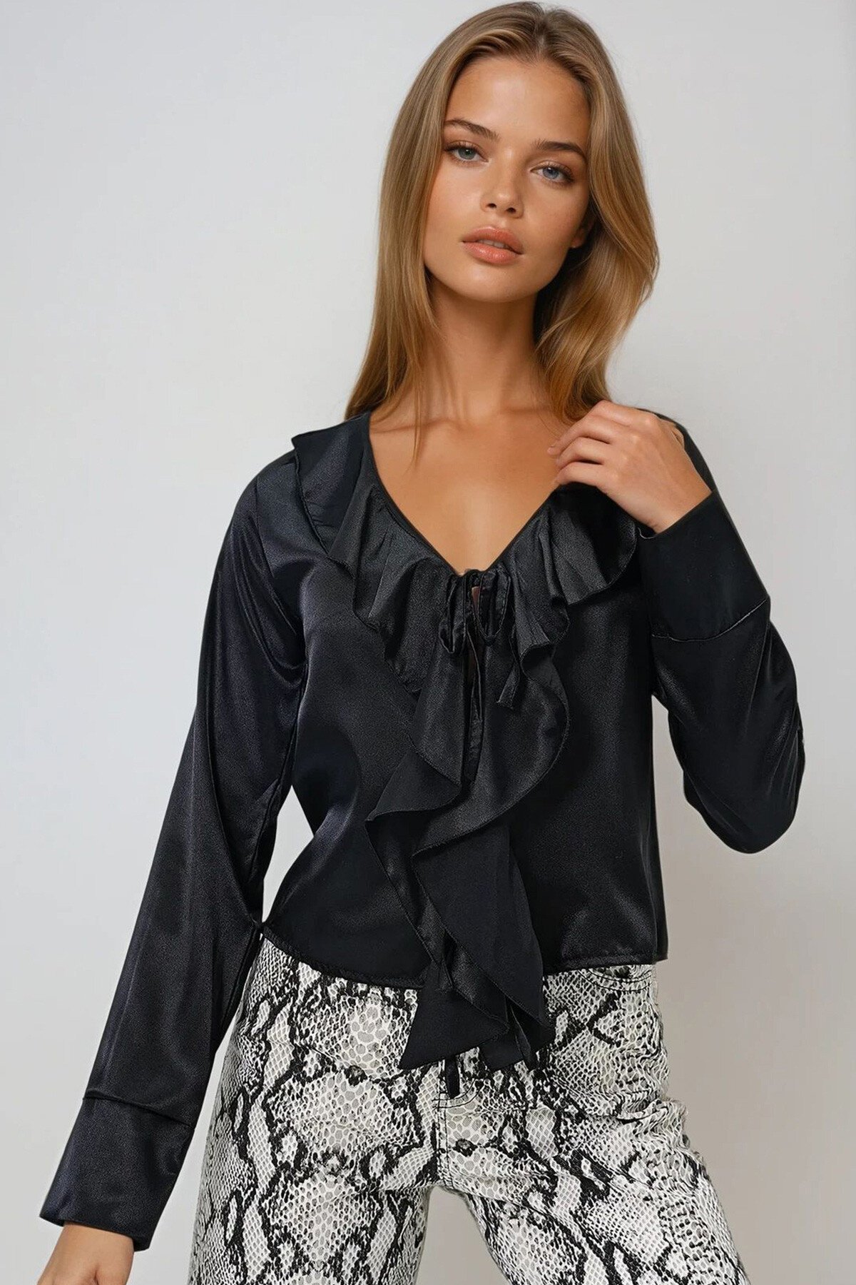 Siyah V Yaka Önden Bağlamalı Fırfırlı Saten Bluz