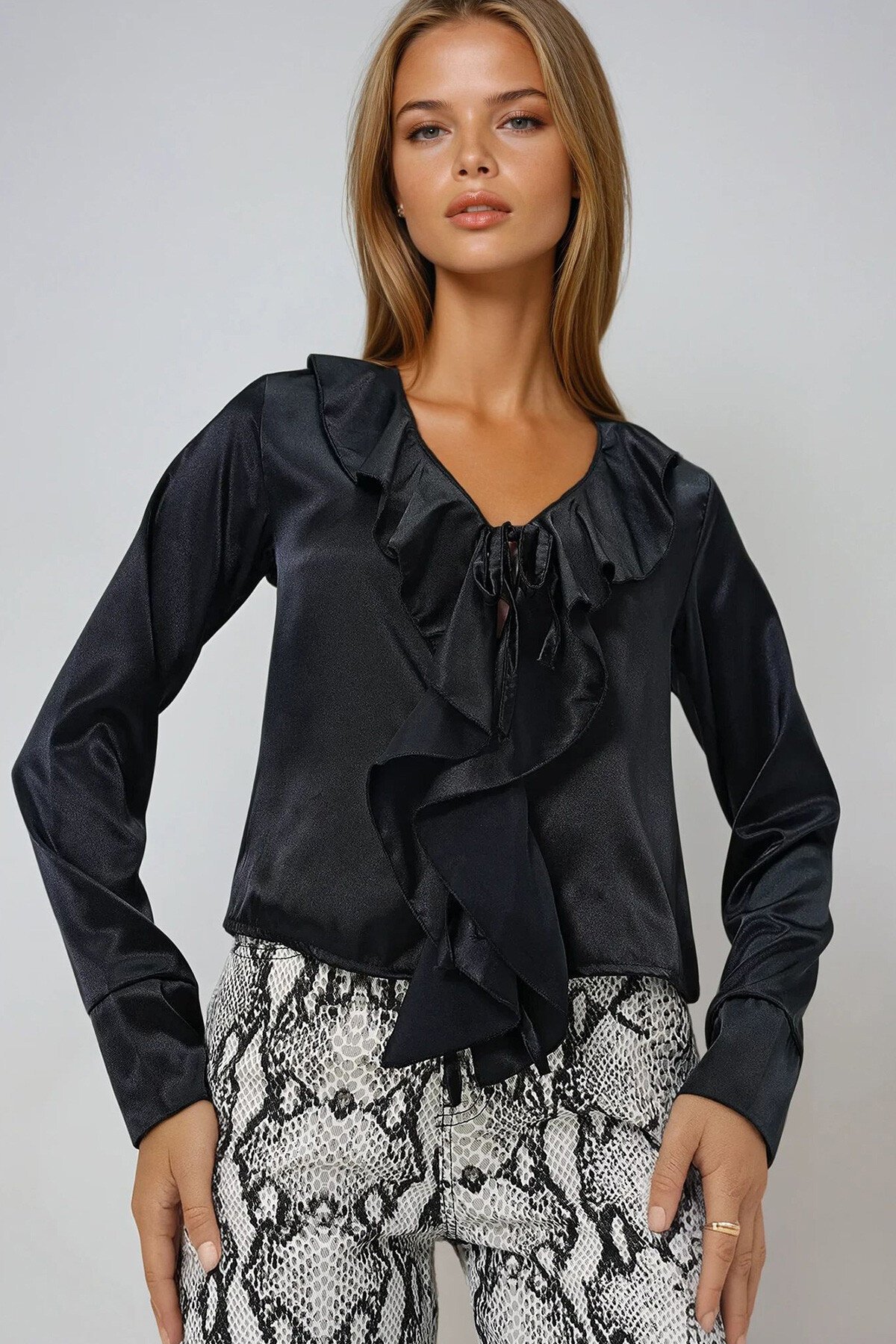 Siyah V Yaka Önden Bağlamalı Fırfırlı Saten Bluz