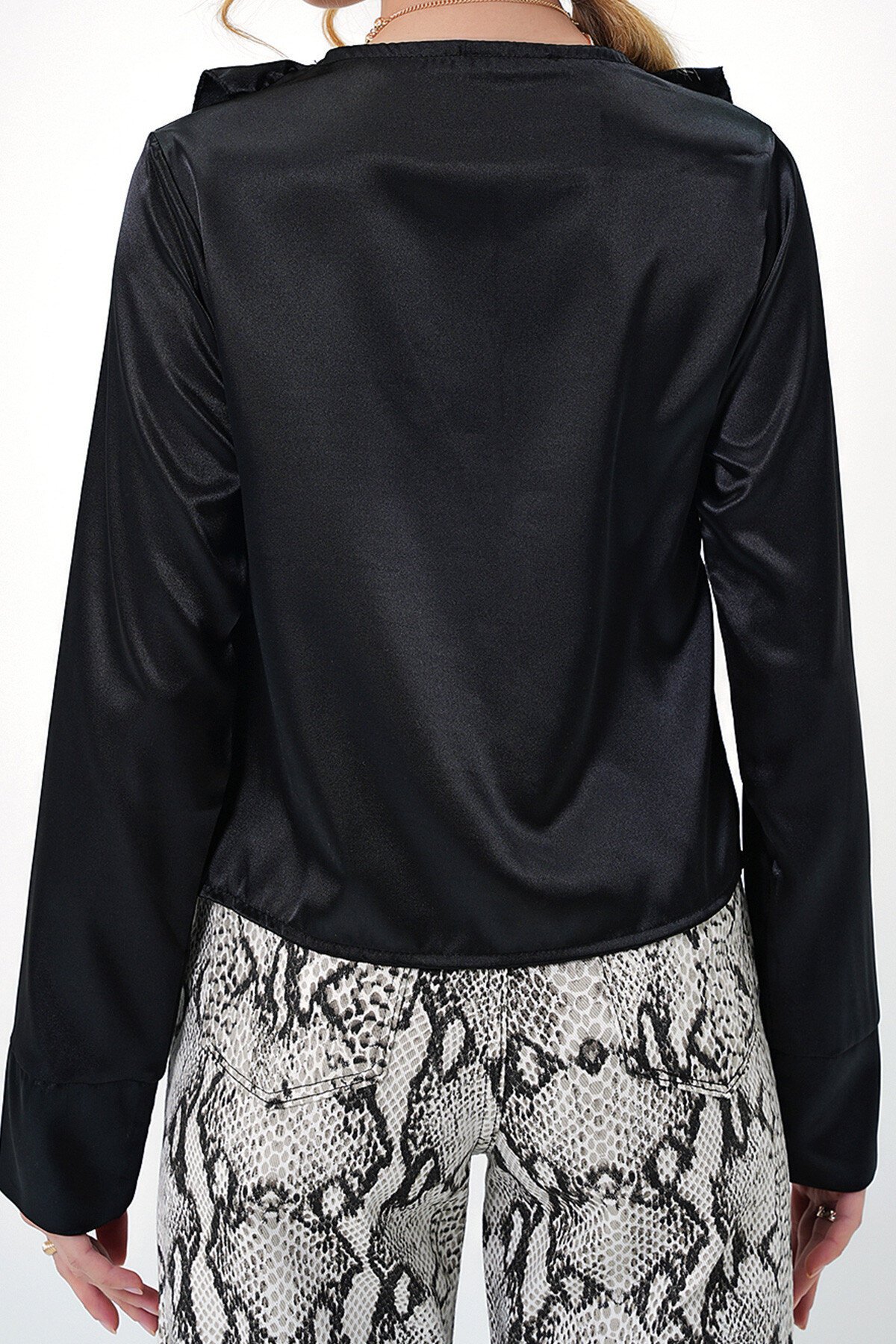 Siyah V Yaka Önden Bağlamalı Fırfırlı Saten Bluz