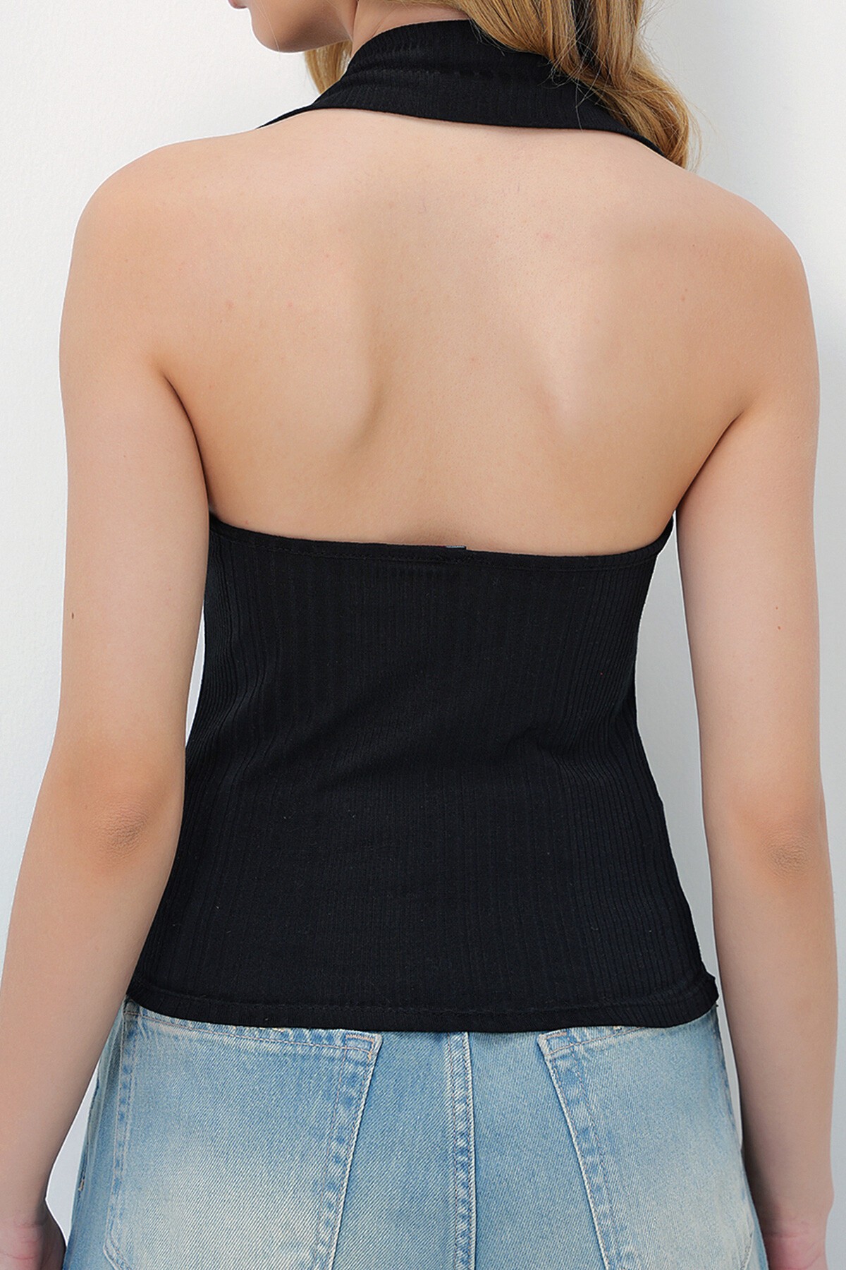 Siyah V Yaka Sırt Dekolteli Düğme Detaylı Kolsuz Crop Bluz