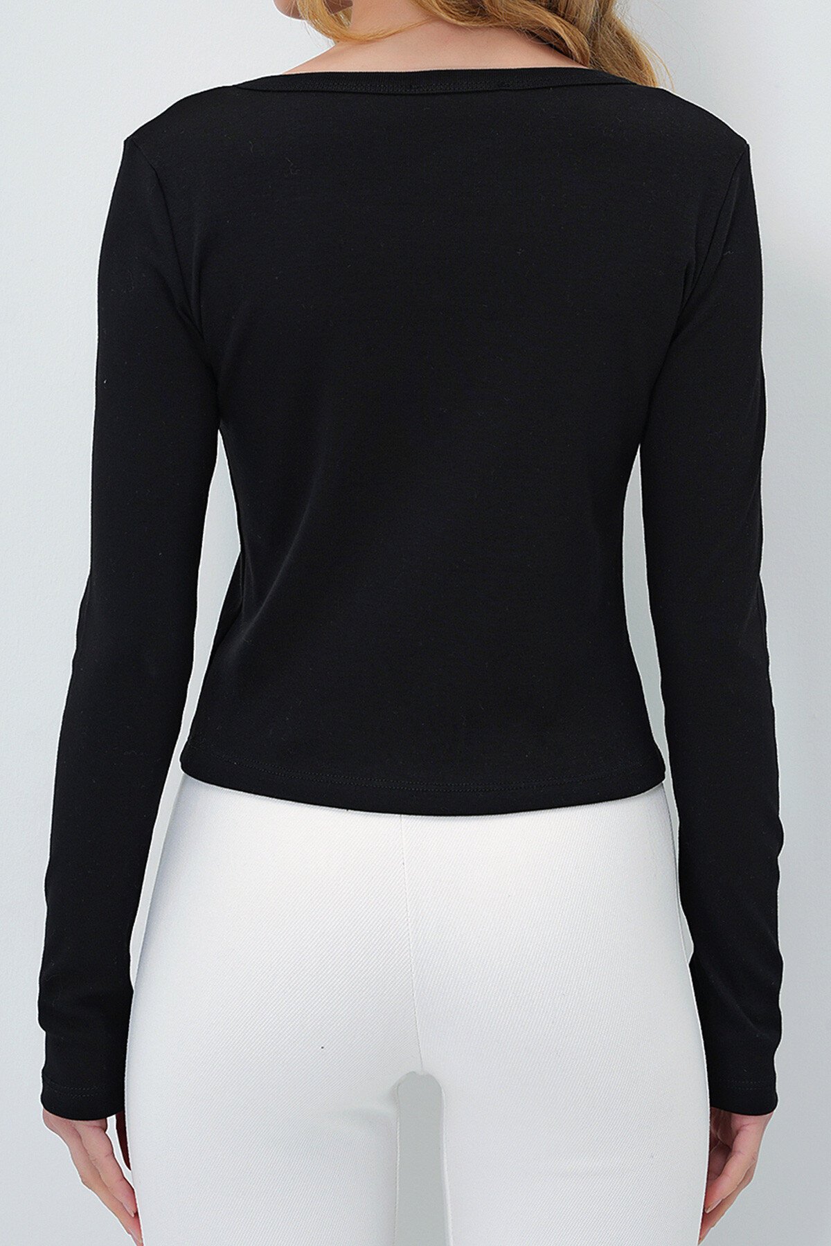 Siyah Yırtmaç Yaka Yazı Baskılı Crop Bluz