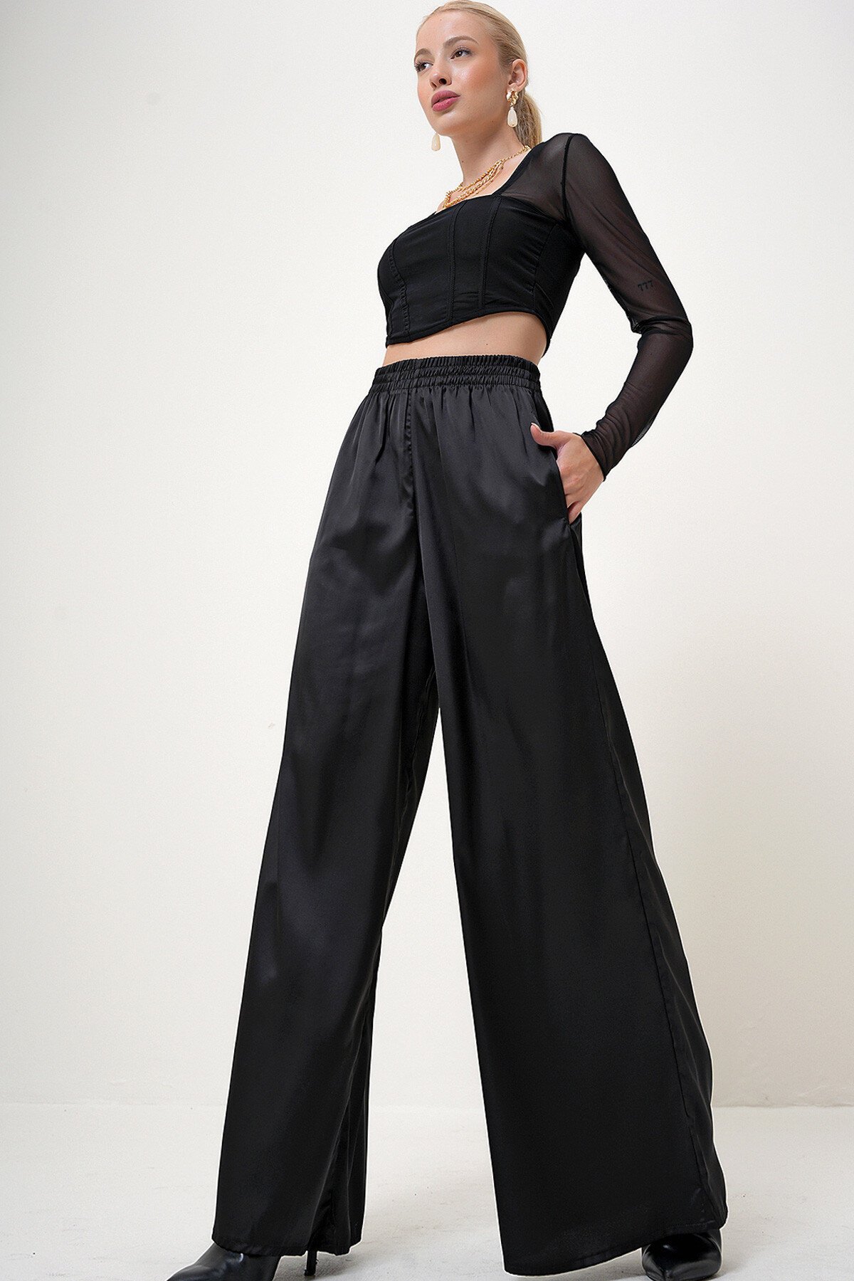 Siyah Yüksek Bel Beli Lastikli Çift Cepli Saten Palazzo Pantolon