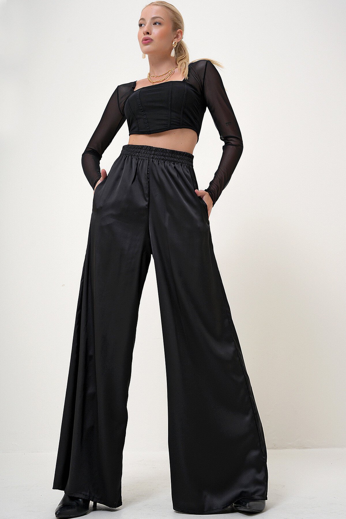 Siyah Yüksek Bel Beli Lastikli Çift Cepli Saten Palazzo Pantolon