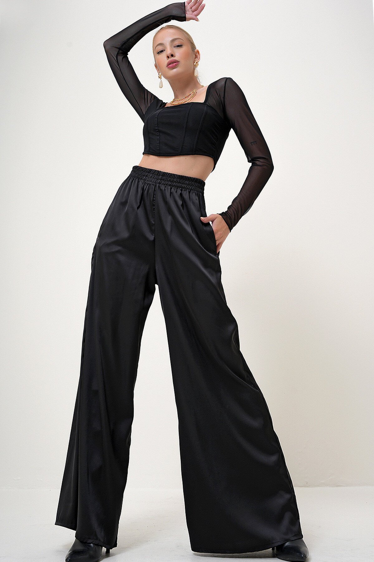 Siyah Yüksek Bel Beli Lastikli Çift Cepli Saten Palazzo Pantolon